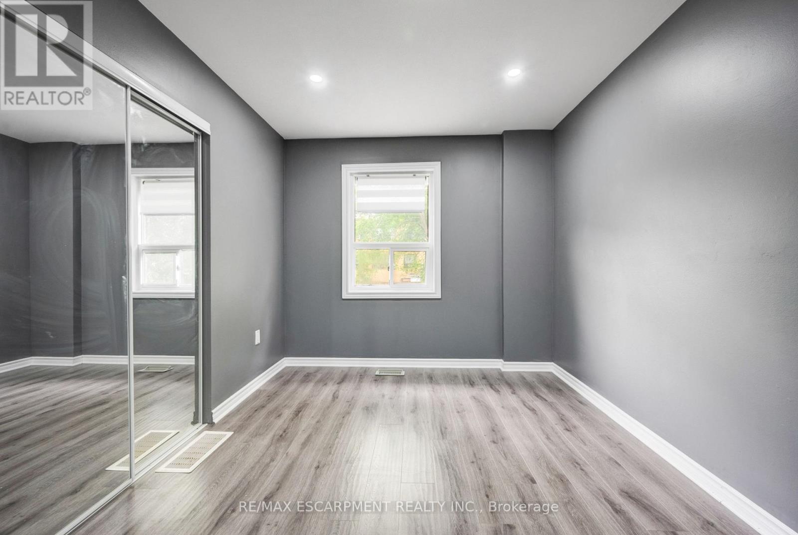 61 Clarence Street, Brampton, Ontario  L6W 1S4 - Photo 33 - W12538414