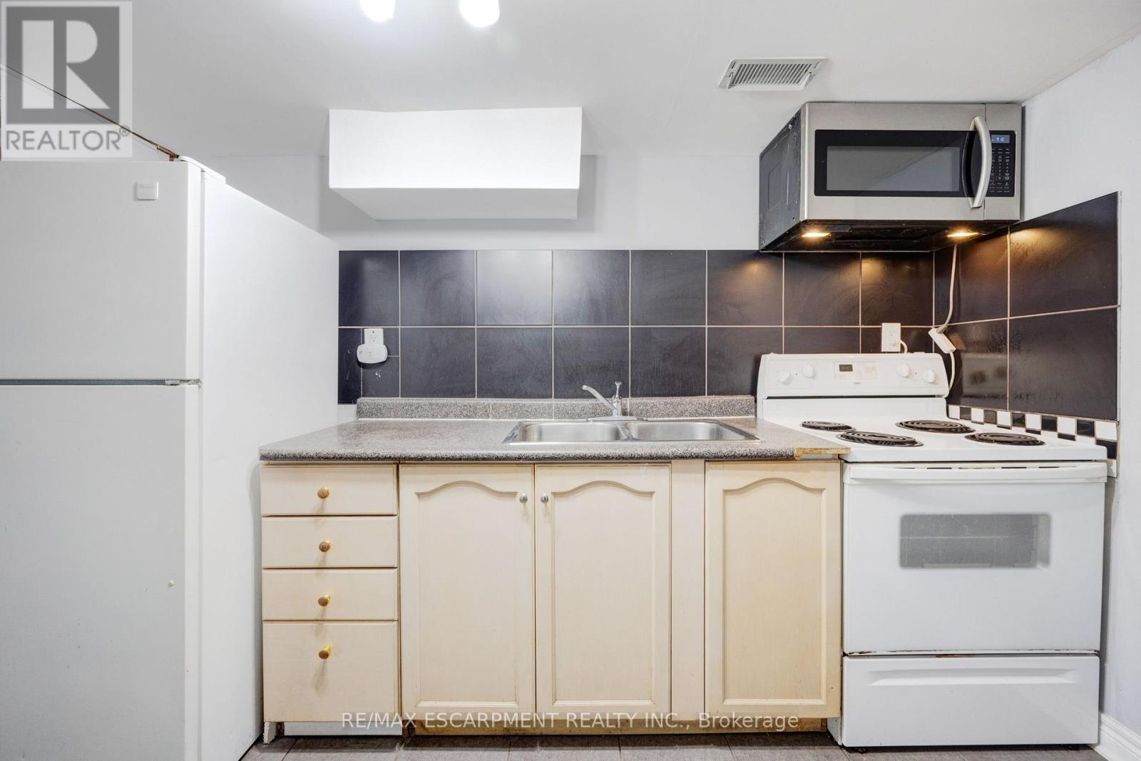 61 Clarence Street, Brampton, Ontario  L6W 1S4 - Photo 40 - W12538414