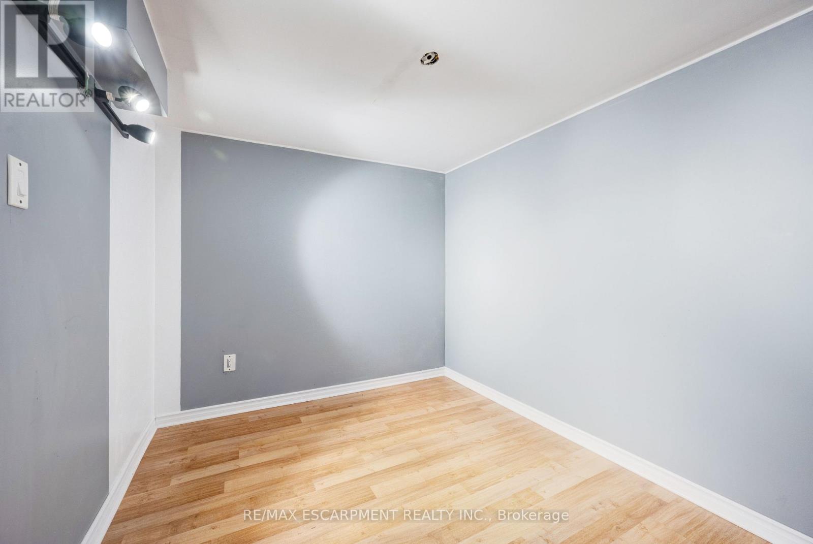 61 Clarence Street, Brampton, Ontario  L6W 1S4 - Photo 41 - W12538414