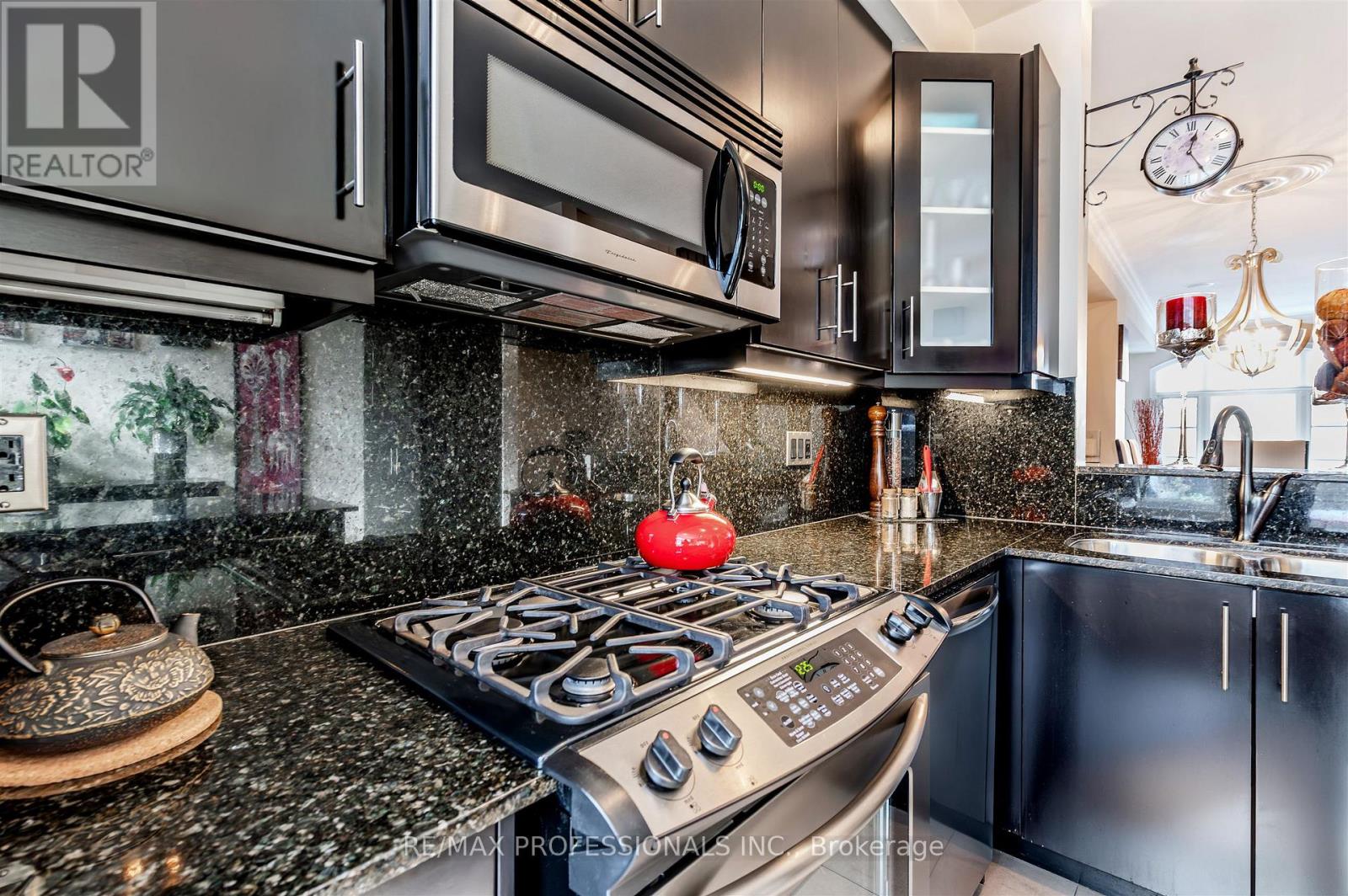 825a Oxford Street, Toronto, Ontario  M8Y 1E6 - Photo 10 - W12538448