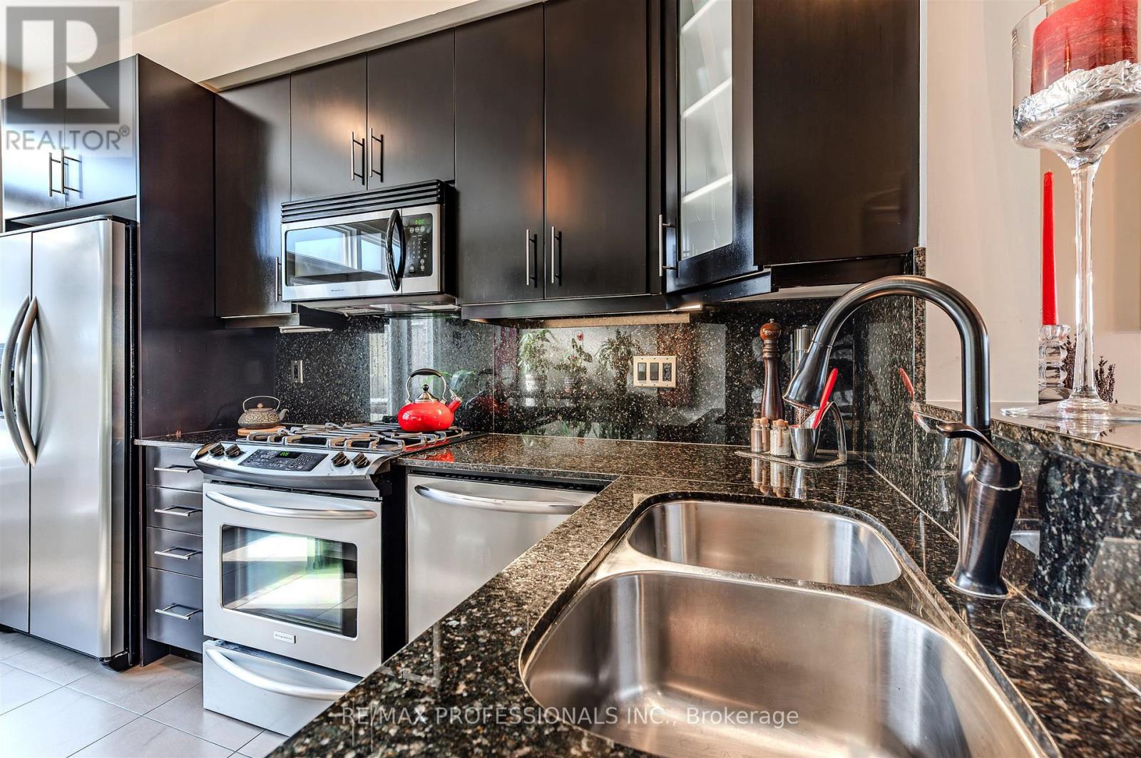 825a Oxford Street, Toronto, Ontario  M8Y 1E6 - Photo 11 - W12538448