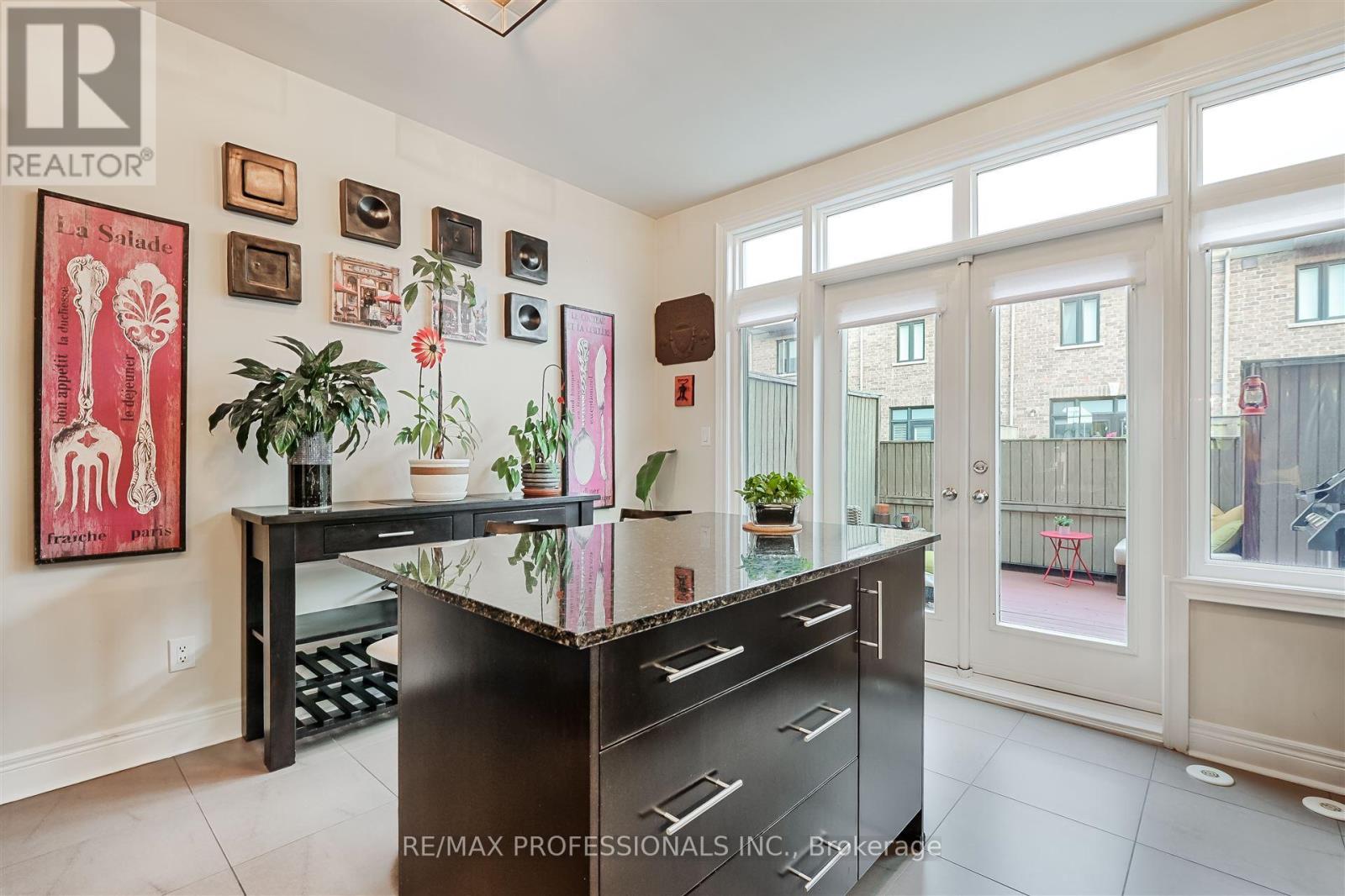 825a Oxford Street, Toronto, Ontario  M8Y 1E6 - Photo 12 - W12538448