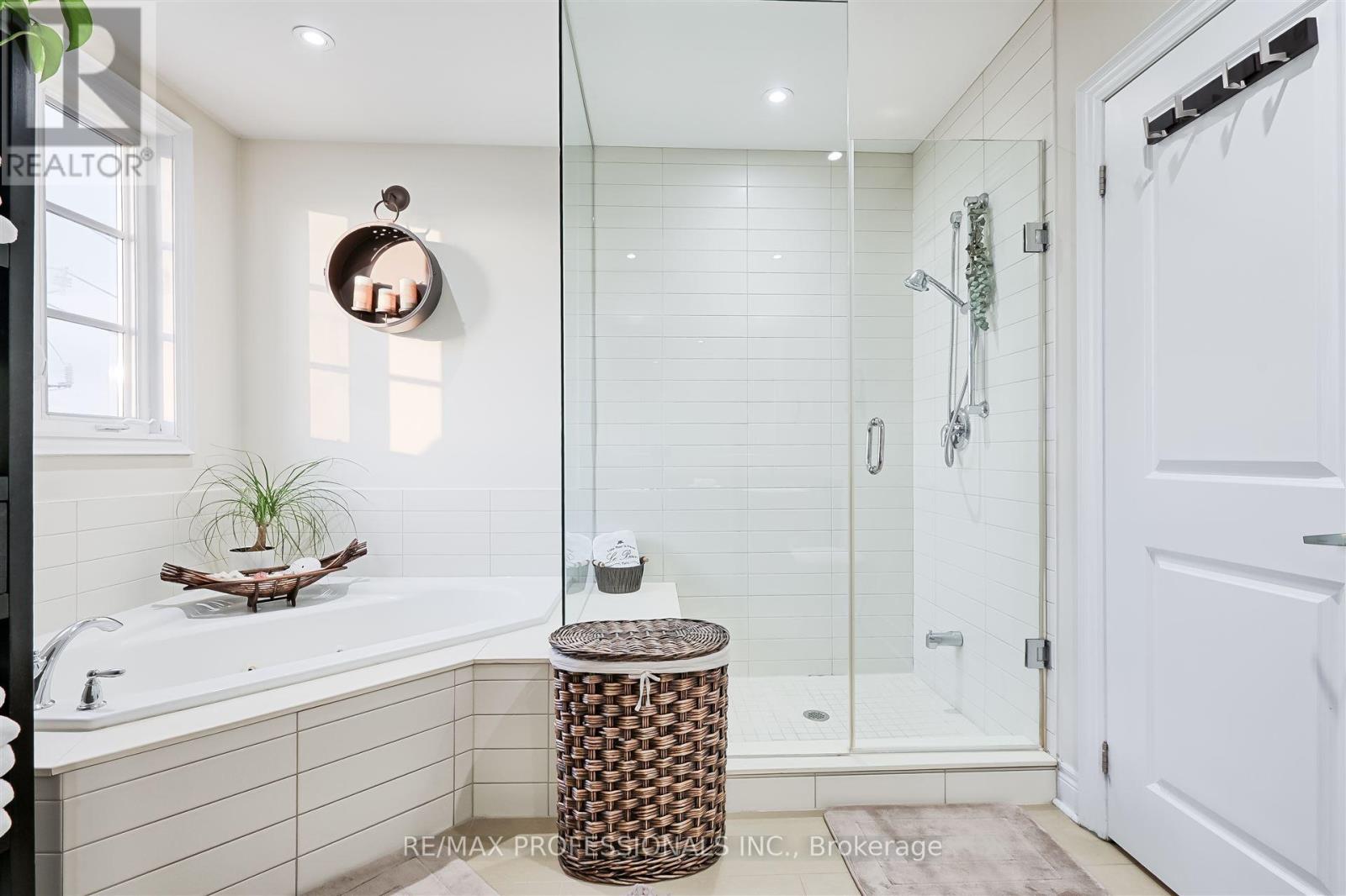 825a Oxford Street, Toronto, Ontario  M8Y 1E6 - Photo 39 - W12538448