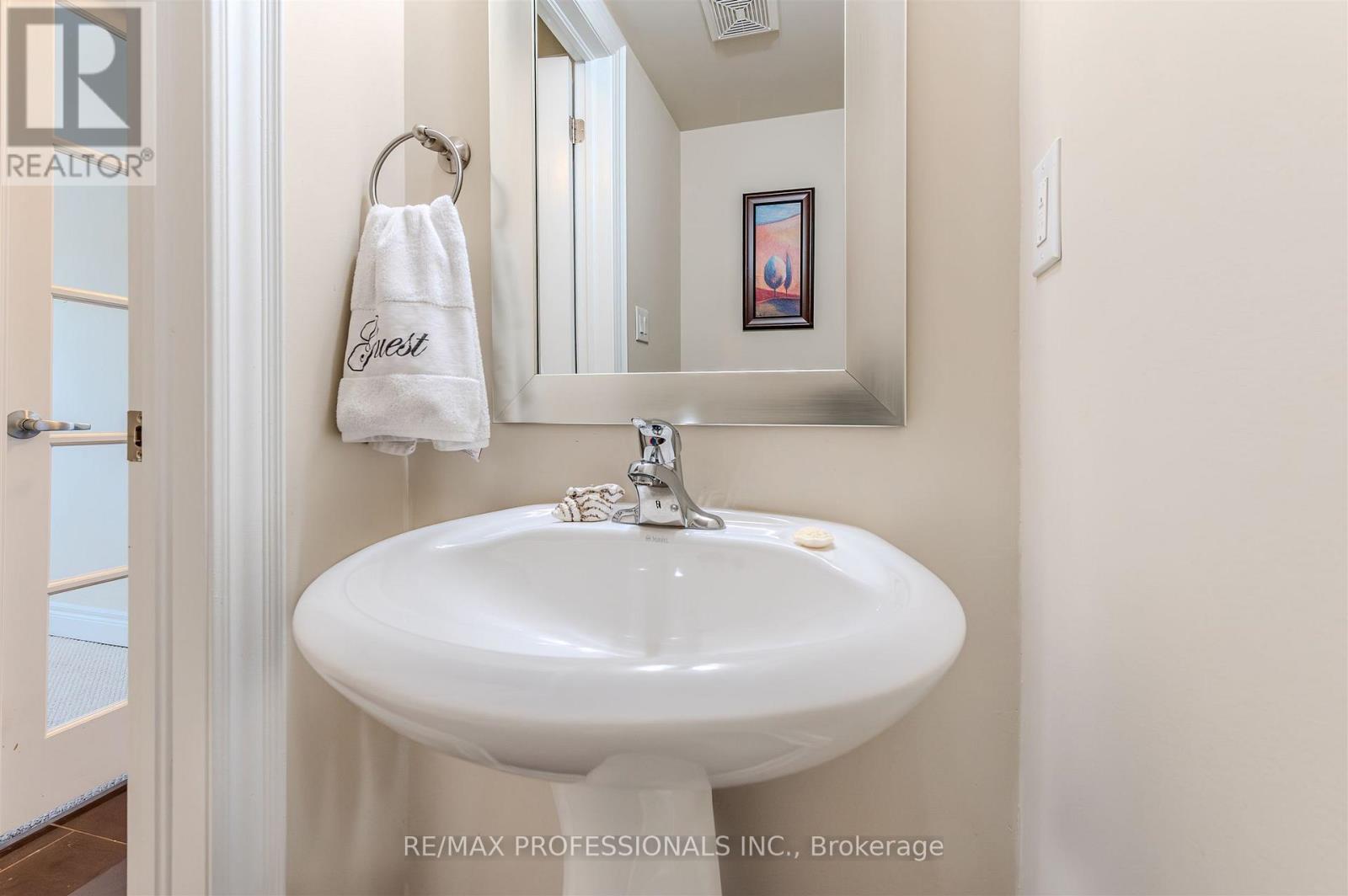 825a Oxford Street, Toronto, Ontario  M8Y 1E6 - Photo 5 - W12538448