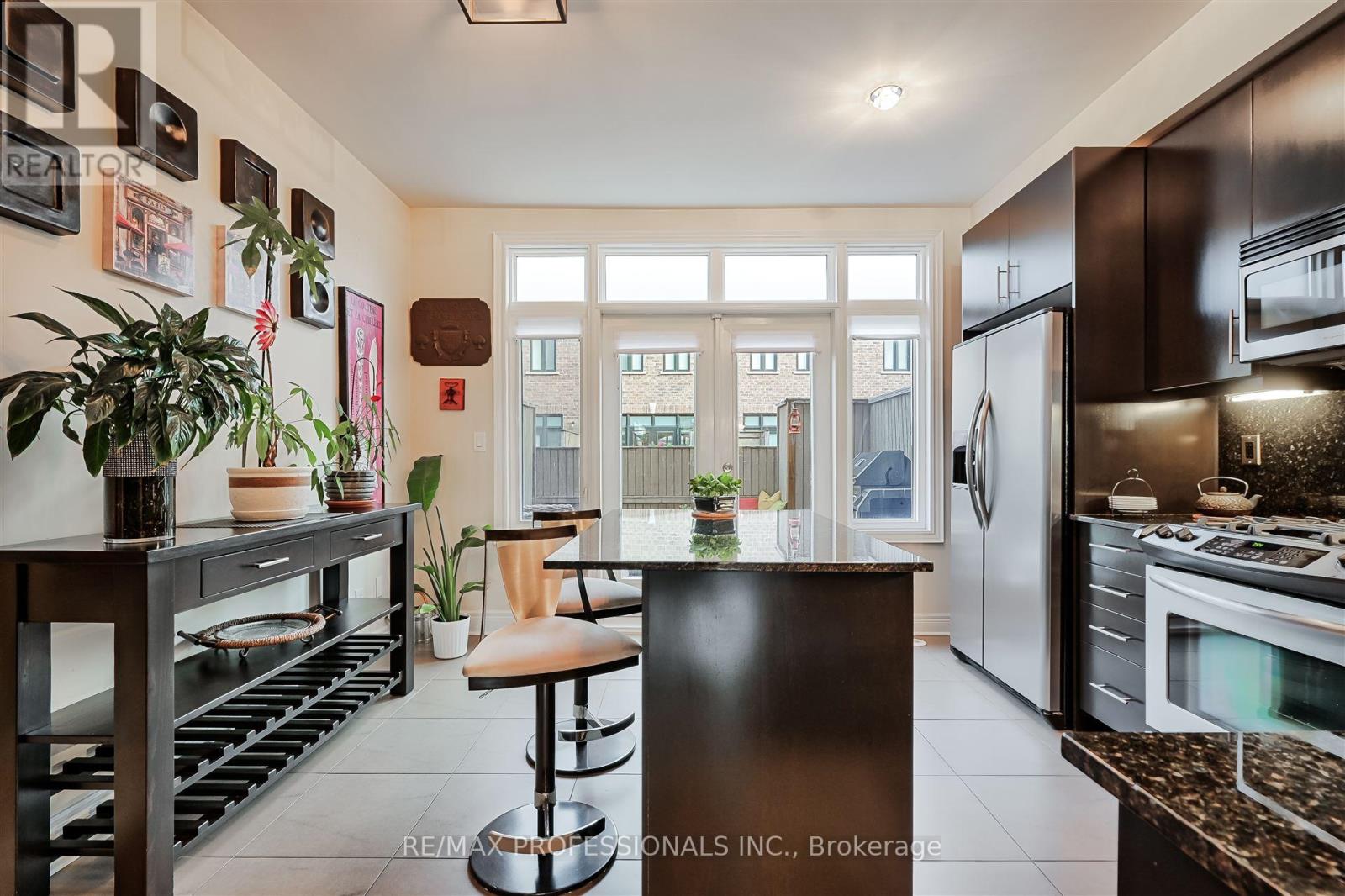 825a Oxford Street, Toronto, Ontario  M8Y 1E6 - Photo 8 - W12538448