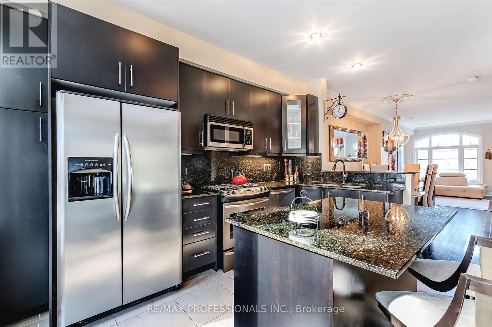 825a Oxford Street, Toronto, Ontario  M8Y 1E6 - Photo 9 - W12538448