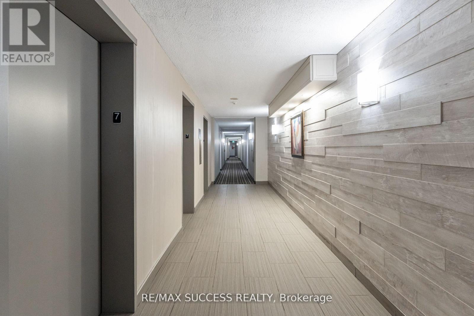 713 - 145 Hillcrest Avenue, Mississauga, Ontario  L5B 3Z1 - Photo 2 - W12538482