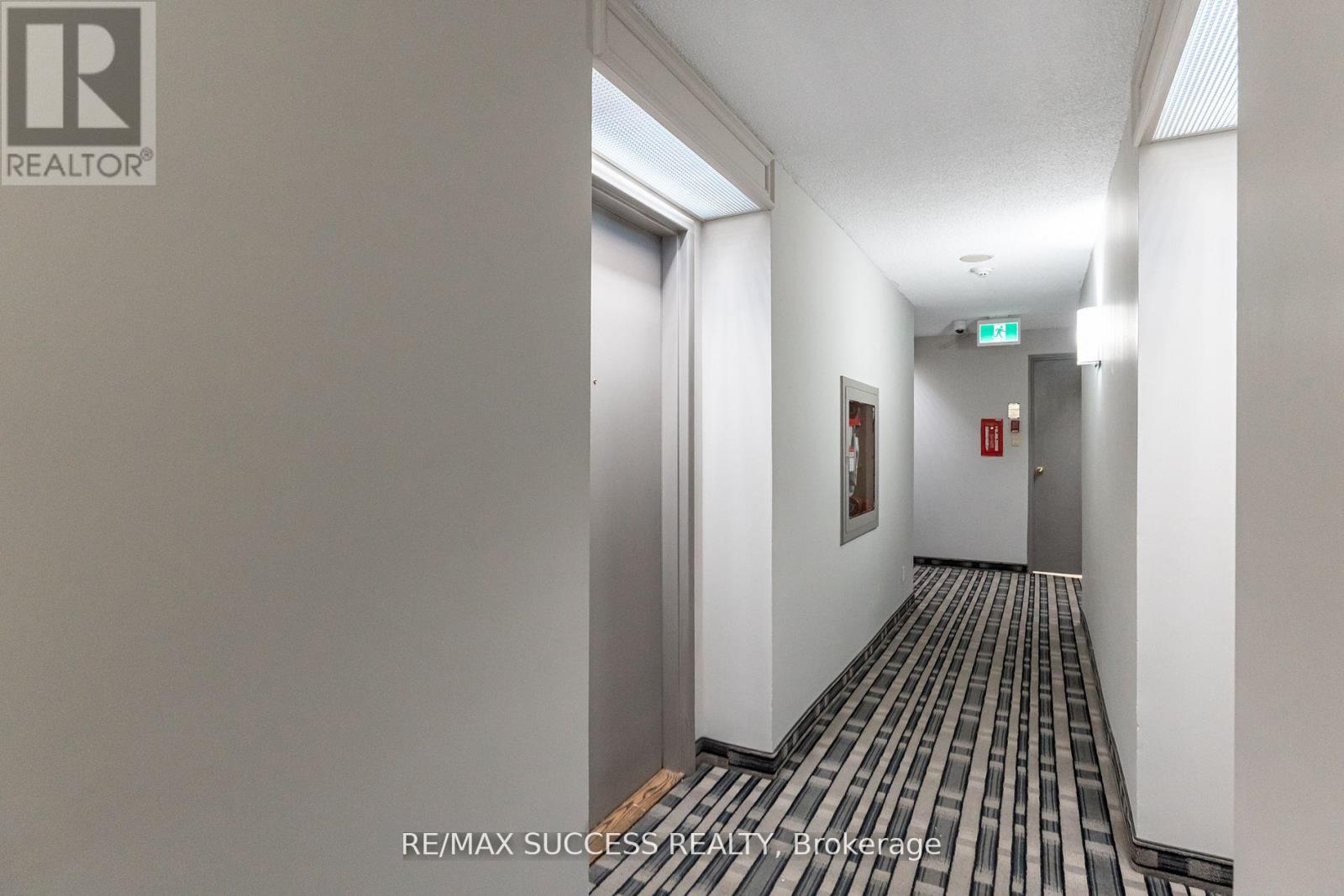 713 - 145 Hillcrest Avenue, Mississauga, Ontario  L5B 3Z1 - Photo 4 - W12538482