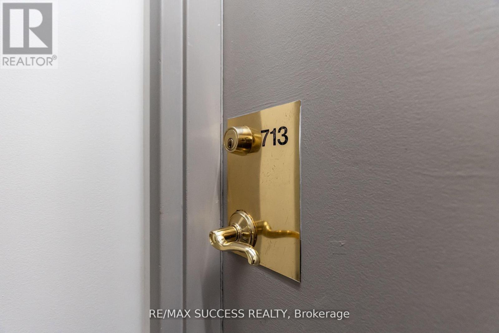 713 - 145 Hillcrest Avenue, Mississauga, Ontario  L5B 3Z1 - Photo 5 - W12538482