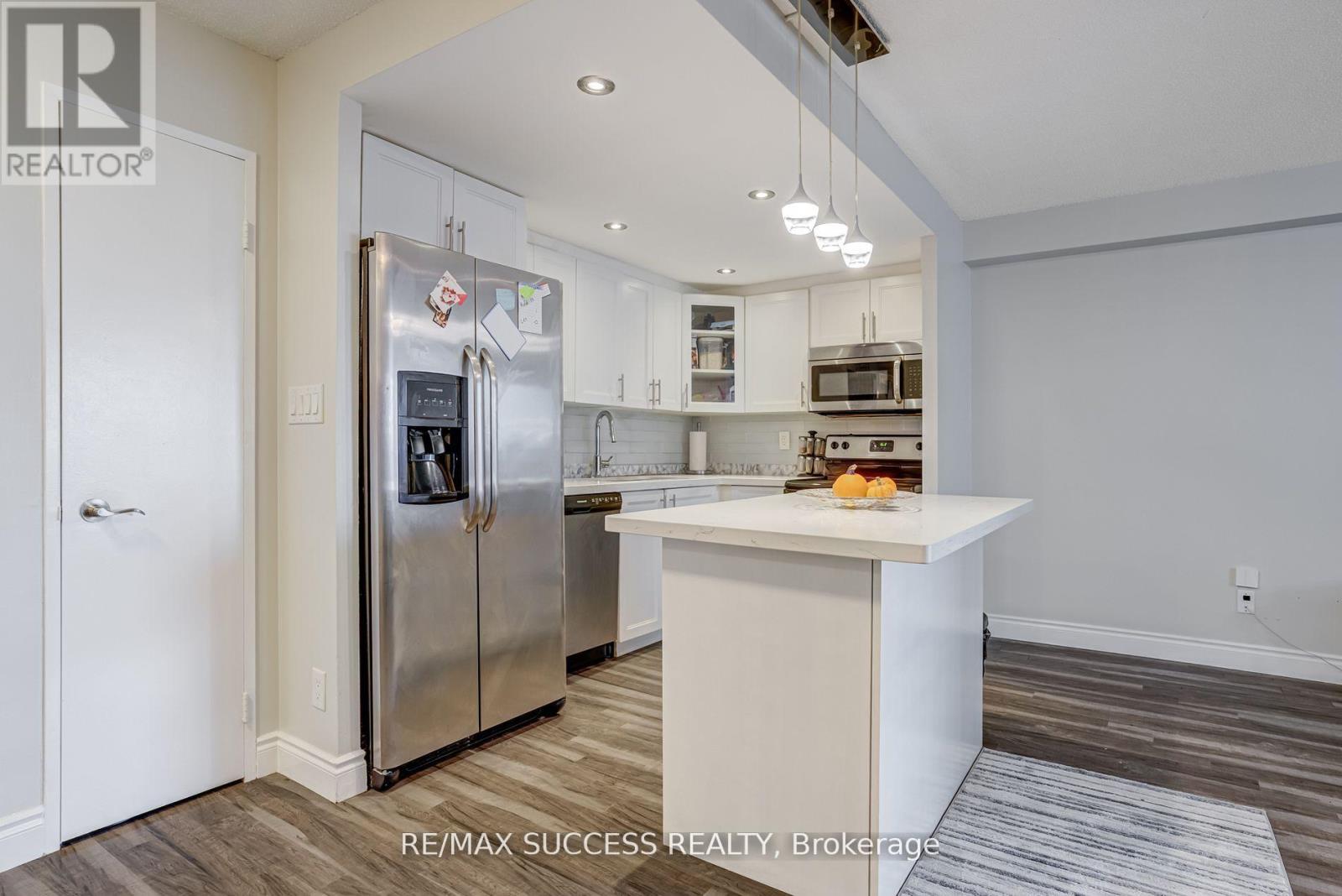 713 - 145 Hillcrest Avenue, Mississauga, Ontario  L5B 3Z1 - Photo 8 - W12538482