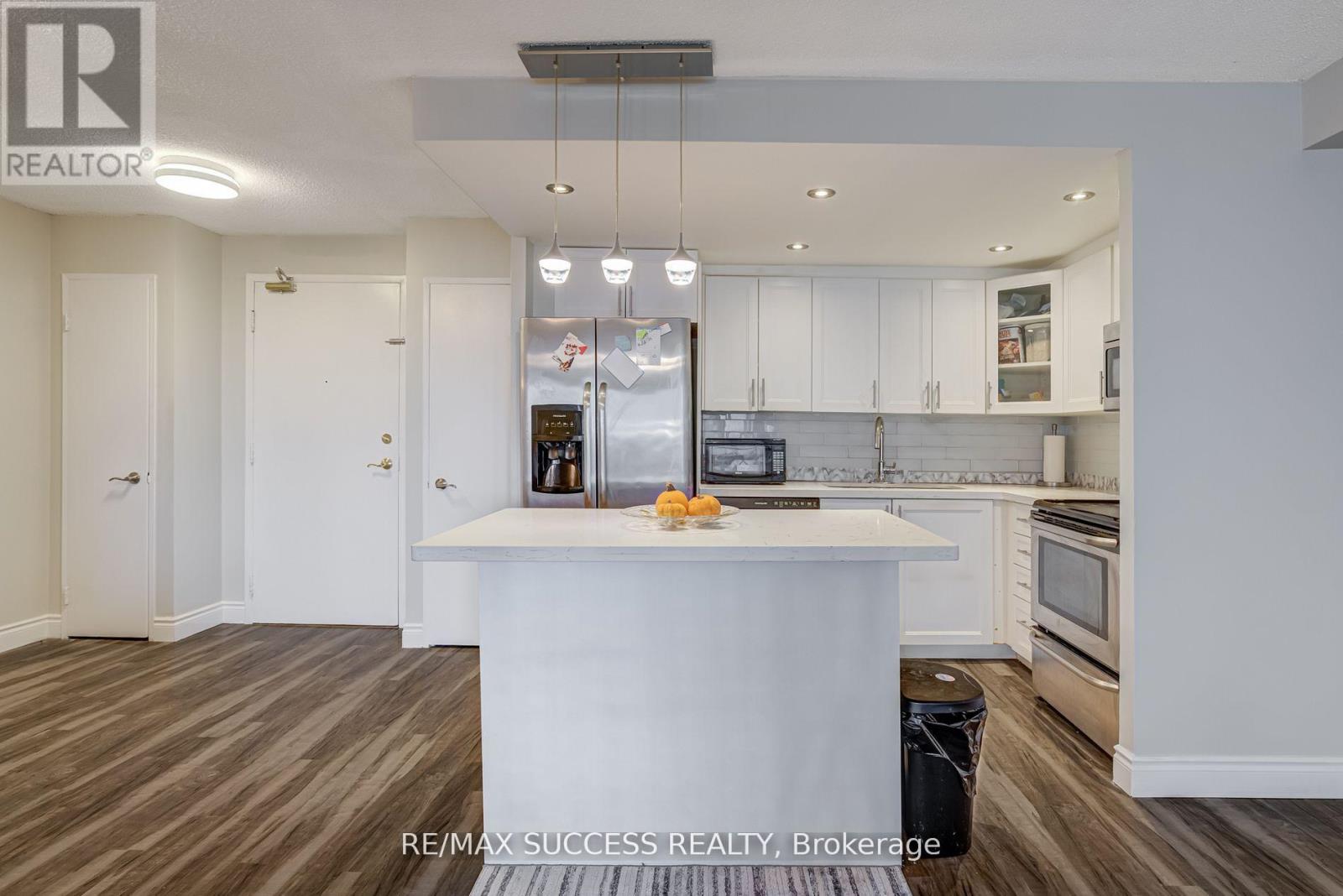 713 - 145 Hillcrest Avenue, Mississauga, Ontario  L5B 3Z1 - Photo 9 - W12538482