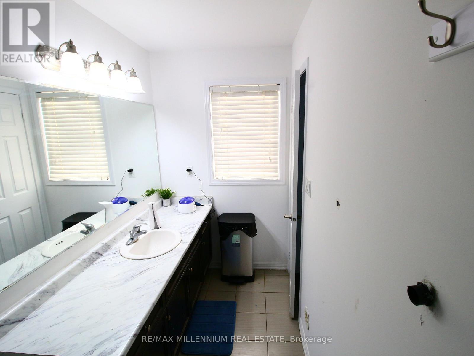 52 Vanhorne Close, Brampton, Ontario  L7A 0X8 - Photo 10 - W12538486