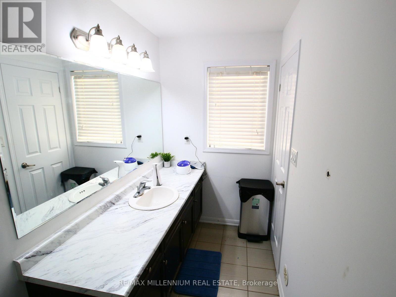 52 Vanhorne Close, Brampton, Ontario  L7A 0X8 - Photo 11 - W12538486