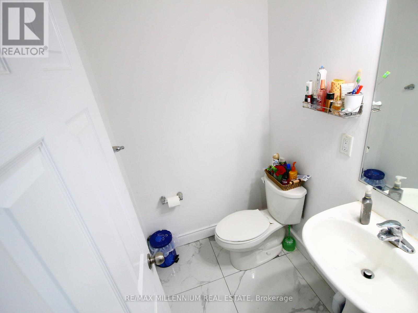 52 Vanhorne Close, Brampton, Ontario  L7A 0X8 - Photo 4 - W12538486