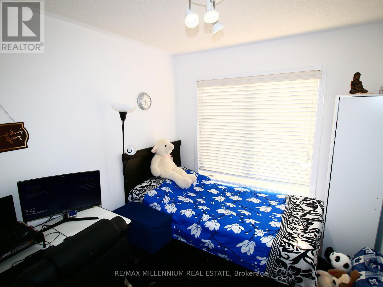 52 Vanhorne Close, Brampton, Ontario  L7A 0X8 - Photo 5 - W12538486