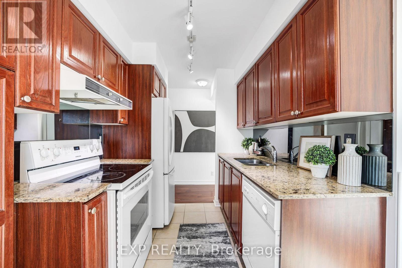 1005 - 1 Elm Drive W, Mississauga, Ontario  L5B 4M1 - Photo 11 - W12538502