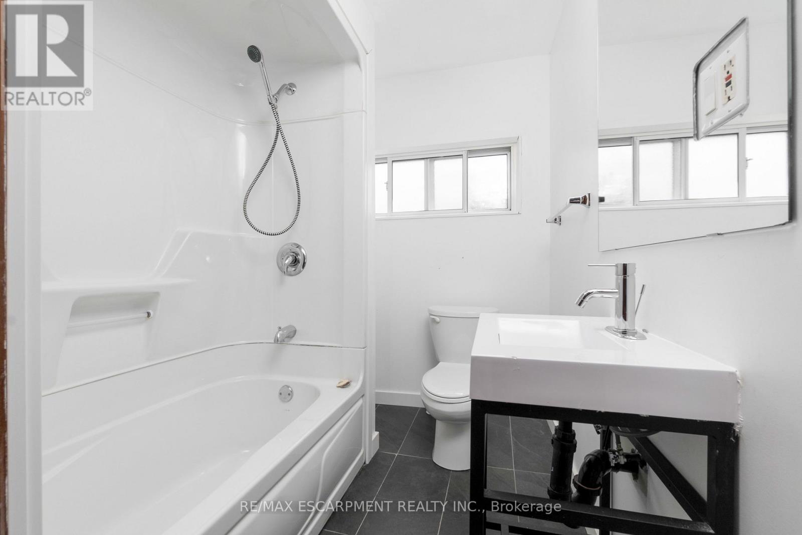 Upper - 48 Sherman Avenue N, Hamilton, Ontario  L8L 6L8 - Photo 19 - X12538506