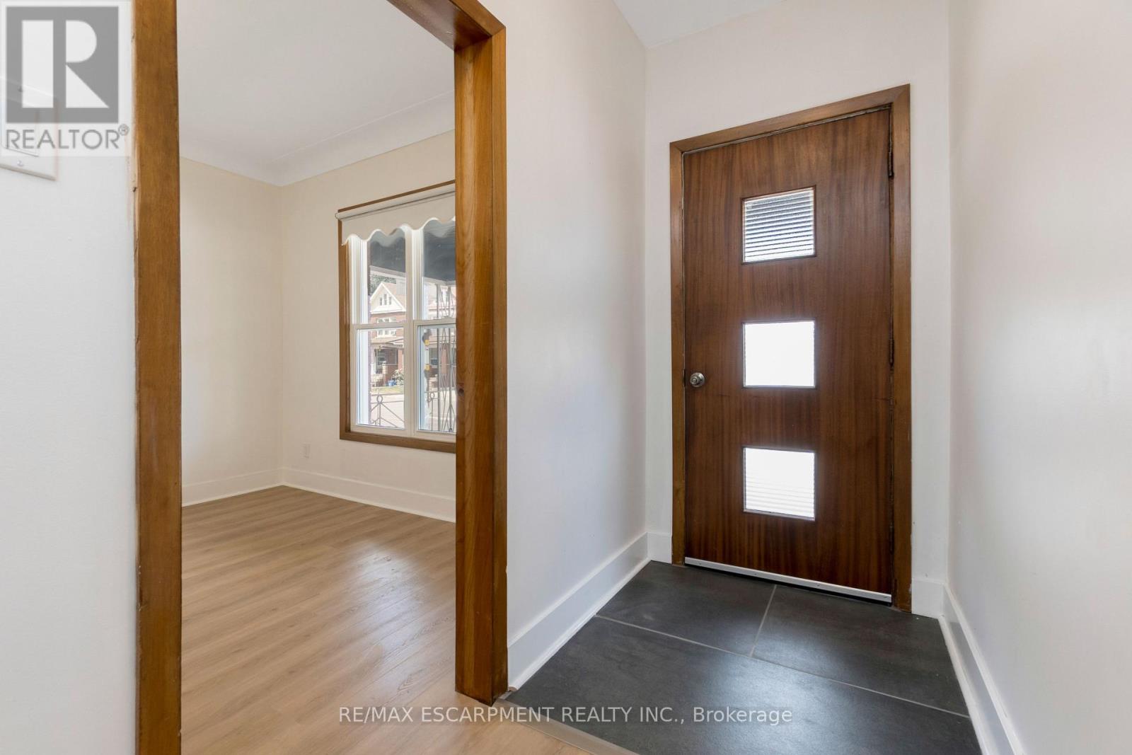 Upper - 48 Sherman Avenue N, Hamilton, Ontario  L8L 6L8 - Photo 3 - X12538506