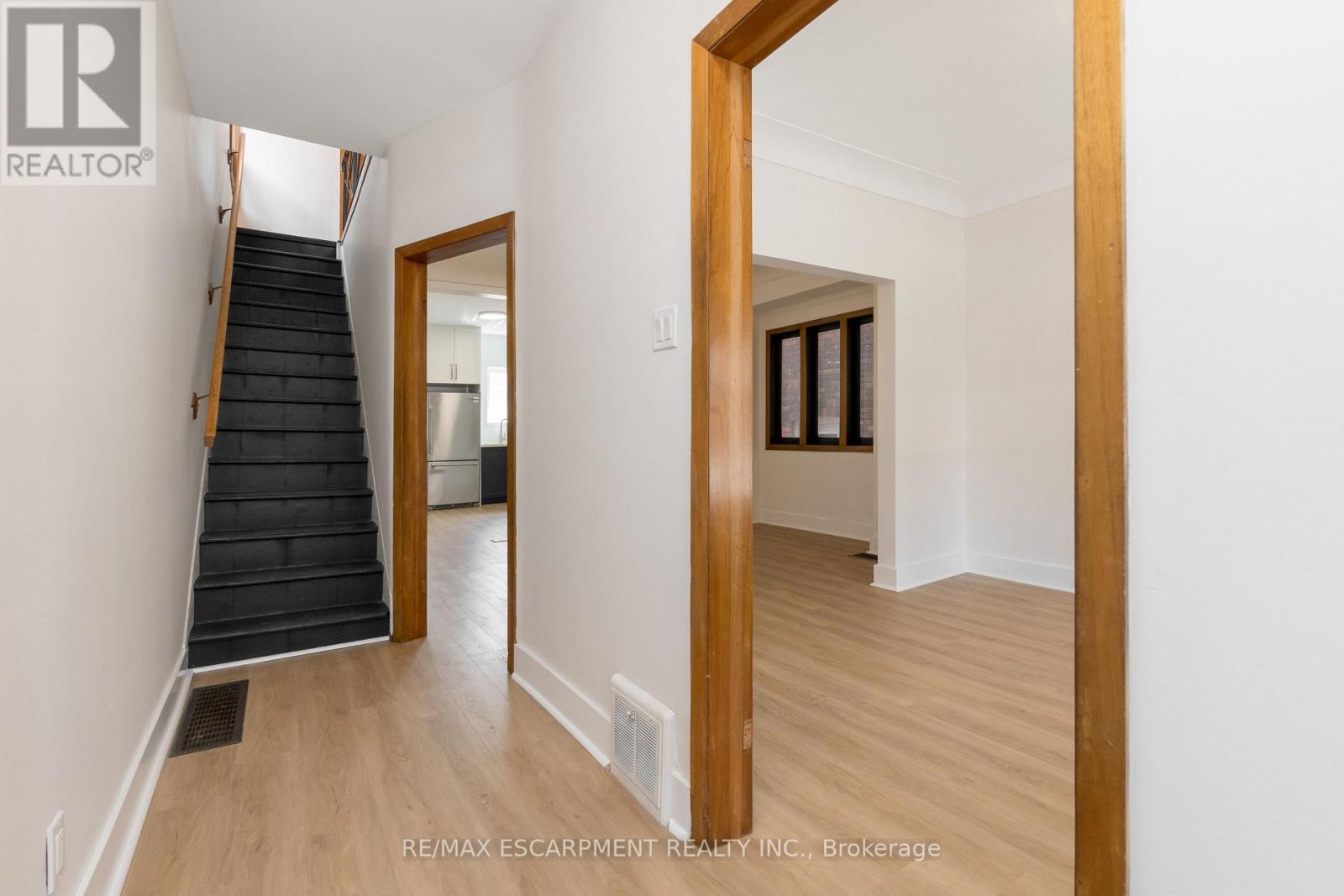 Upper - 48 Sherman Avenue N, Hamilton, Ontario  L8L 6L8 - Photo 4 - X12538506