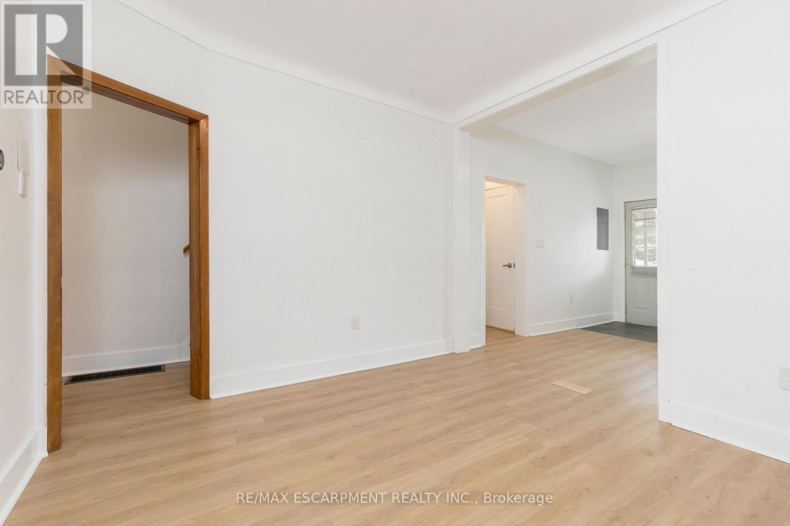 Upper - 48 Sherman Avenue N, Hamilton, Ontario  L8L 6L8 - Photo 9 - X12538506