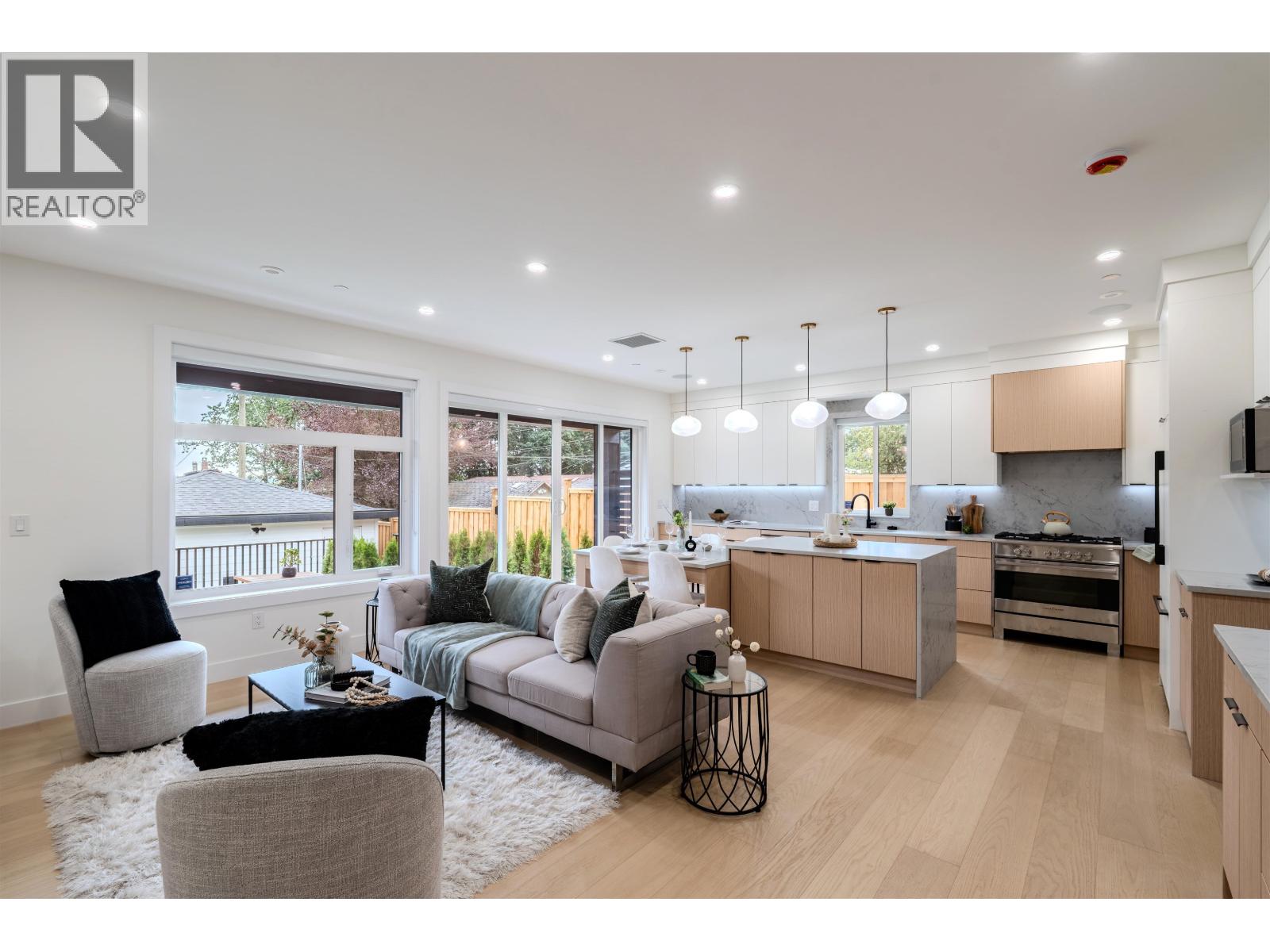 2 3576 E Pender Street, Vancouver, British Columbia  V5K 2E3 - Photo 2 - R3066526