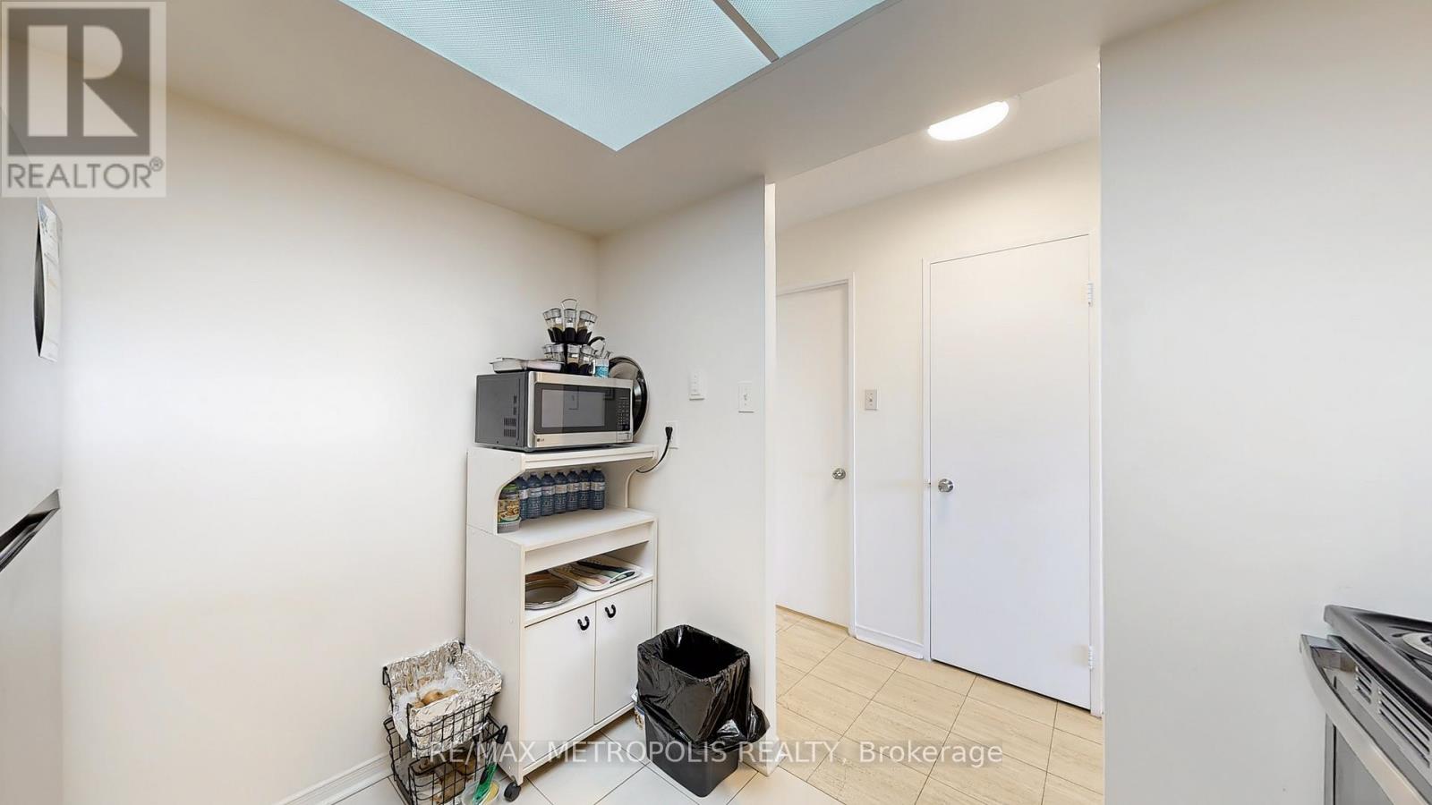 1703 - 75 King Street E, Mississauga, Ontario  L5A 4G5 - Photo 10 - W12453044