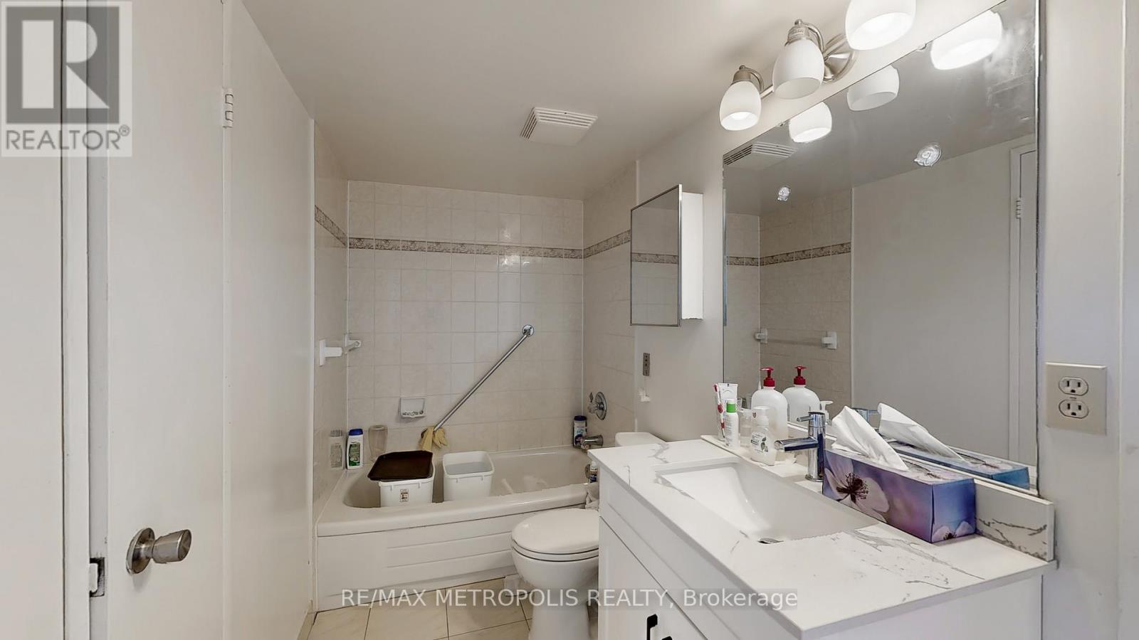 1703 - 75 King Street E, Mississauga, Ontario  L5A 4G5 - Photo 14 - W12453044