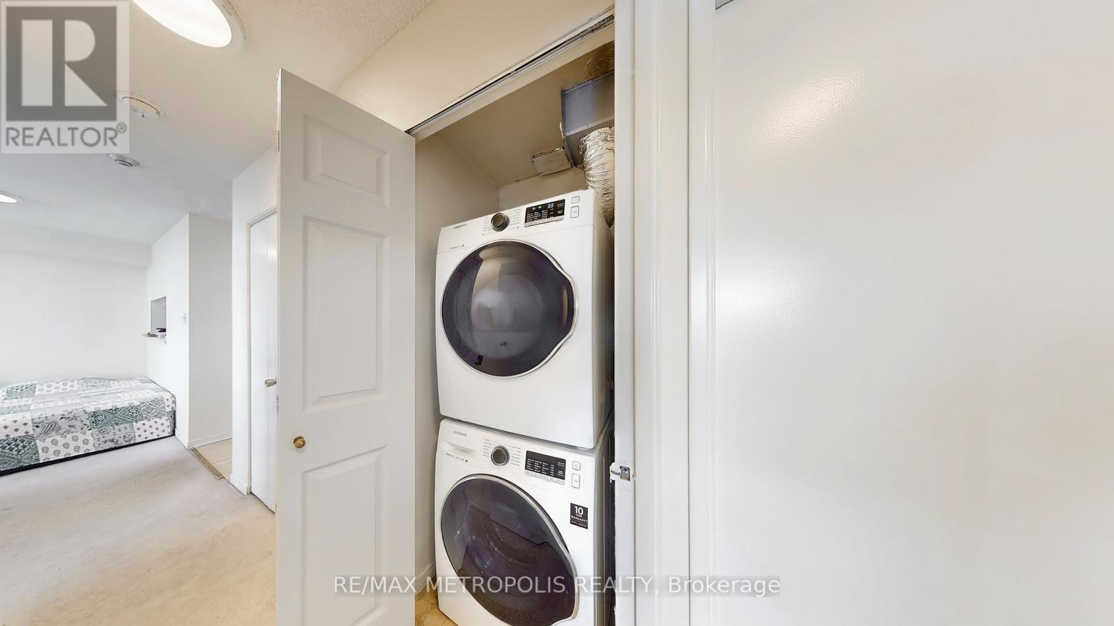 1703 - 75 King Street E, Mississauga, Ontario  L5A 4G5 - Photo 18 - W12453044