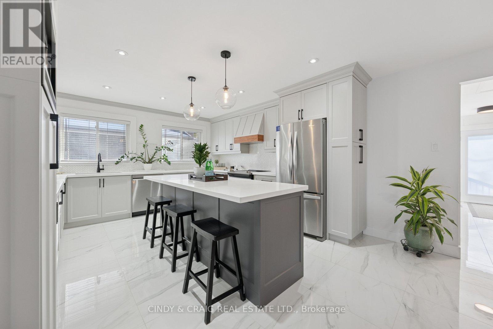 34 Heber Down Crescent, Whitby, Ontario  L1M 1A8 - Photo 4 - E12538578