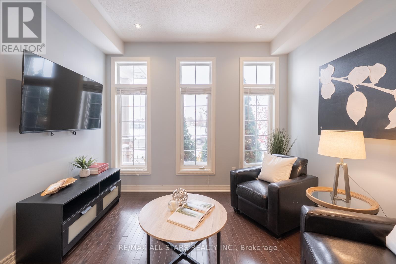 566 Hoover Park Drive, Whitchurch-Stouffville, Ontario  L4A 0S8 - Photo 11 - N12538622