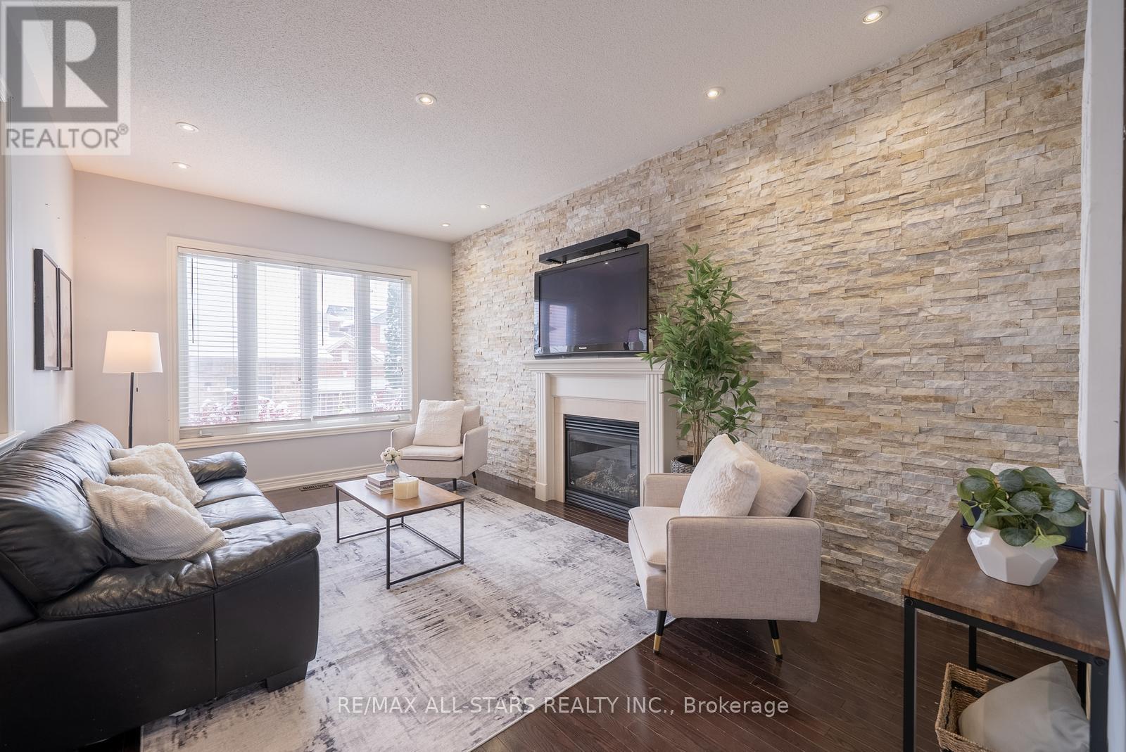 566 Hoover Park Drive, Whitchurch-Stouffville, Ontario  L4A 0S8 - Photo 13 - N12538622