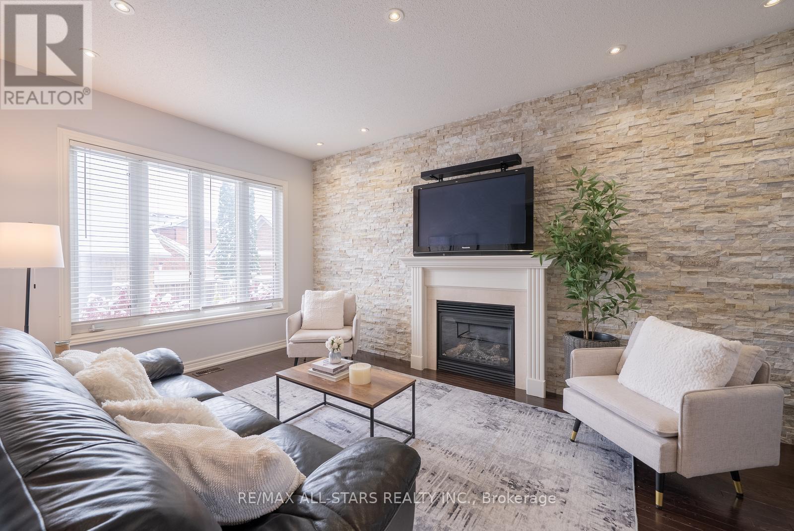 566 Hoover Park Drive, Whitchurch-Stouffville, Ontario  L4A 0S8 - Photo 14 - N12538622