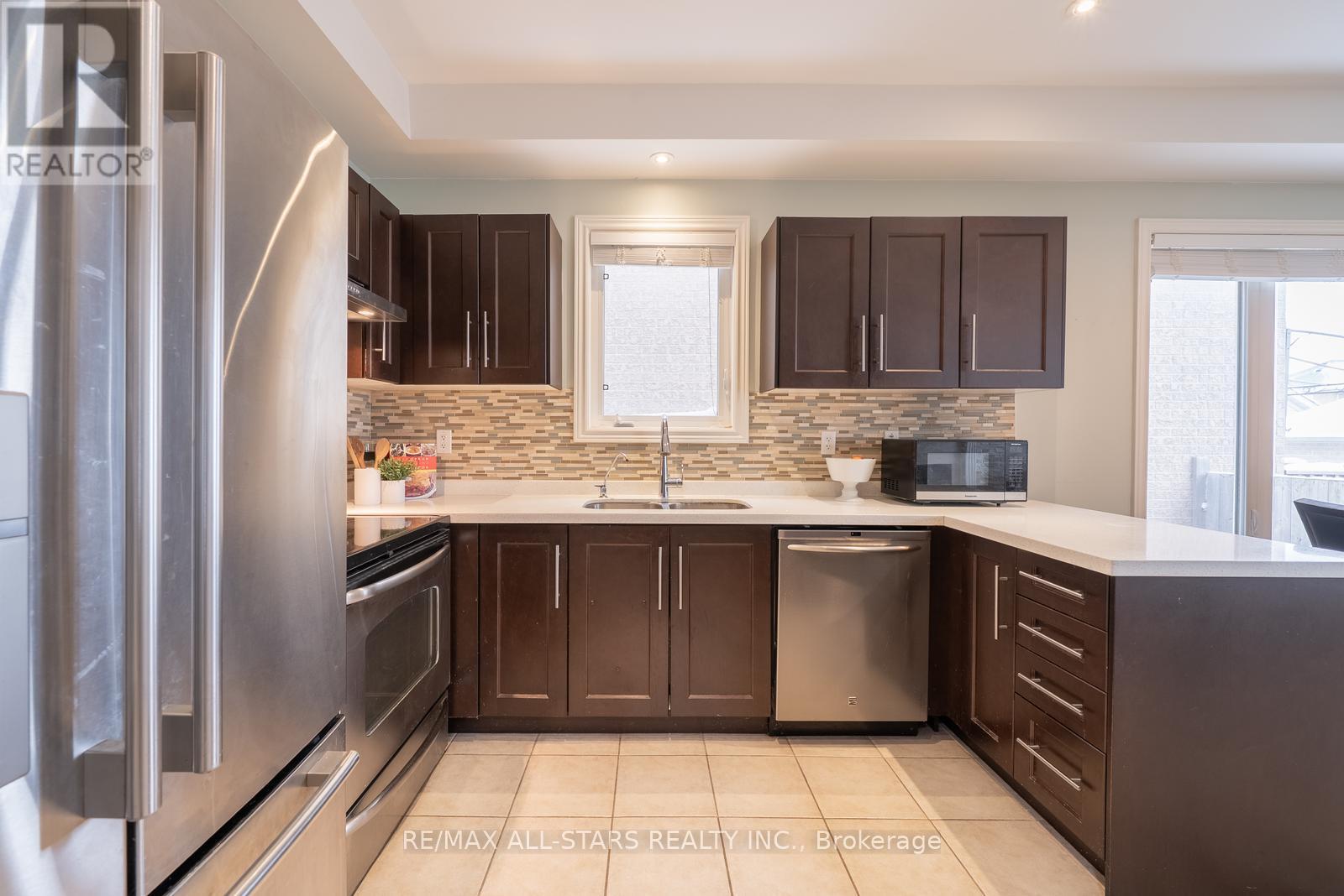 566 Hoover Park Drive, Whitchurch-Stouffville, Ontario  L4A 0S8 - Photo 17 - N12538622