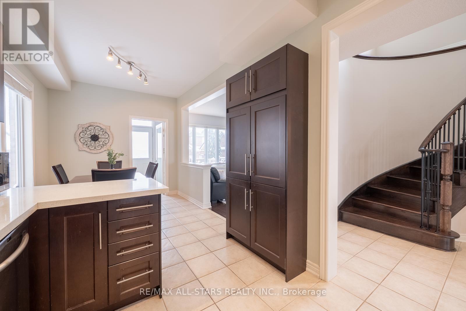 566 Hoover Park Drive, Whitchurch-Stouffville, Ontario  L4A 0S8 - Photo 18 - N12538622