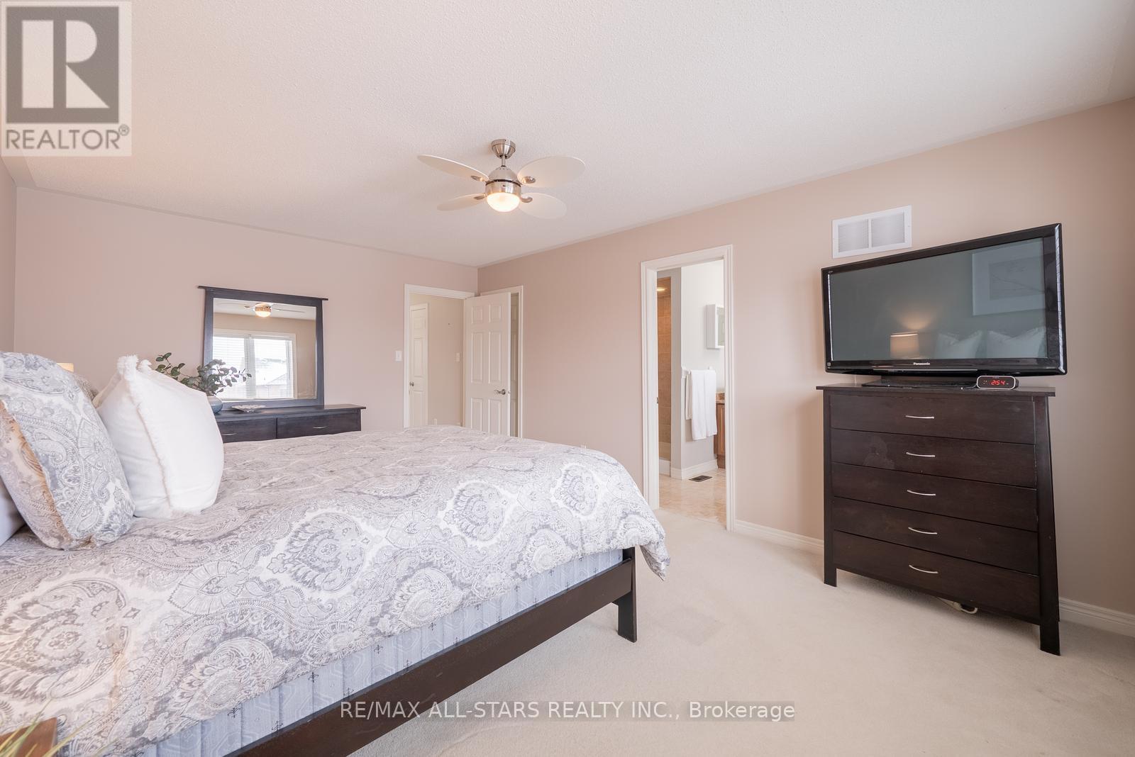 566 Hoover Park Drive, Whitchurch-Stouffville, Ontario  L4A 0S8 - Photo 27 - N12538622