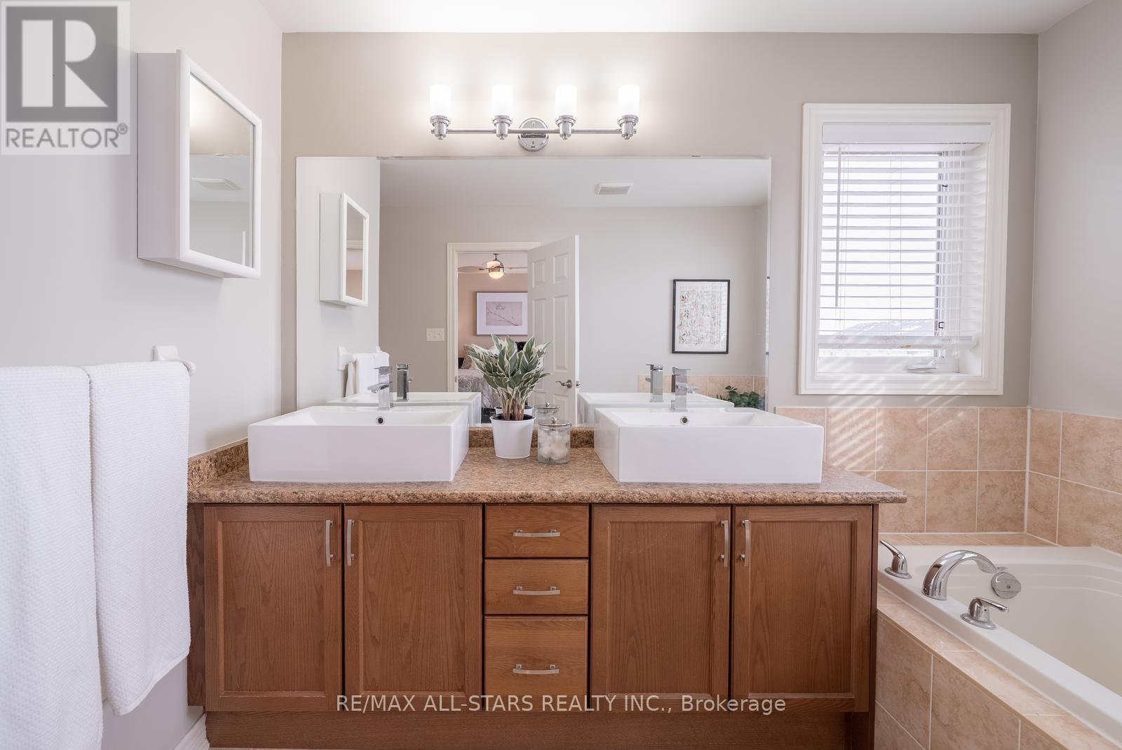 566 Hoover Park Drive, Whitchurch-Stouffville, Ontario  L4A 0S8 - Photo 28 - N12538622