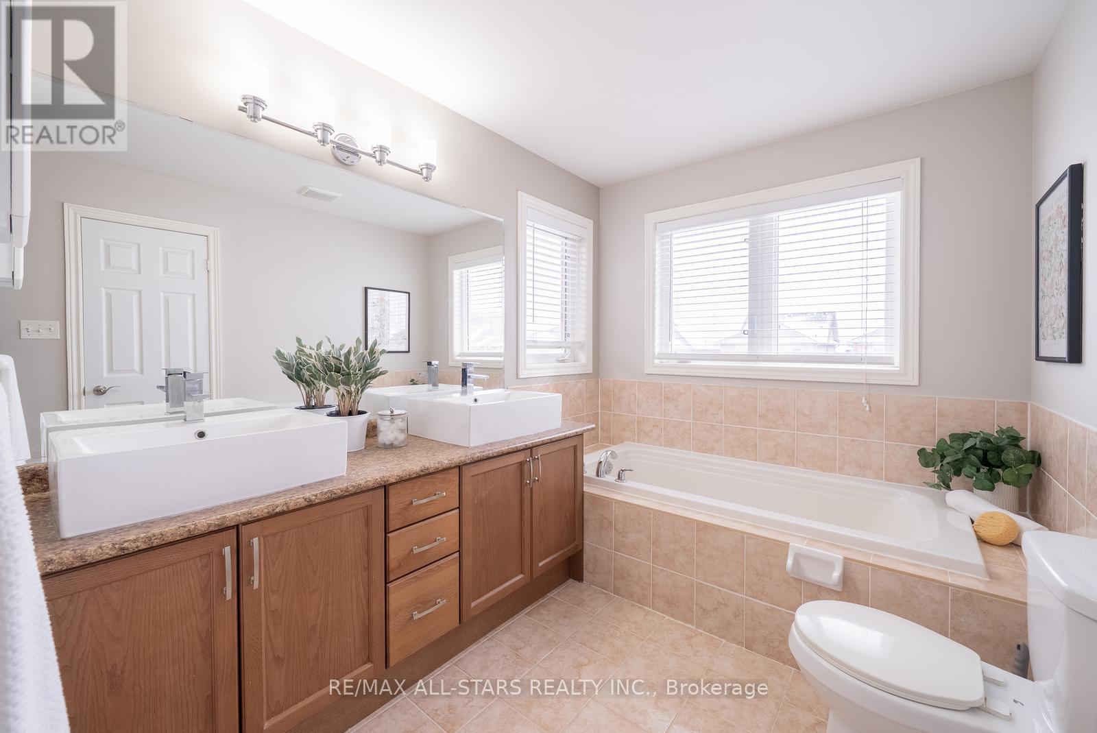 566 Hoover Park Drive, Whitchurch-Stouffville, Ontario  L4A 0S8 - Photo 29 - N12538622