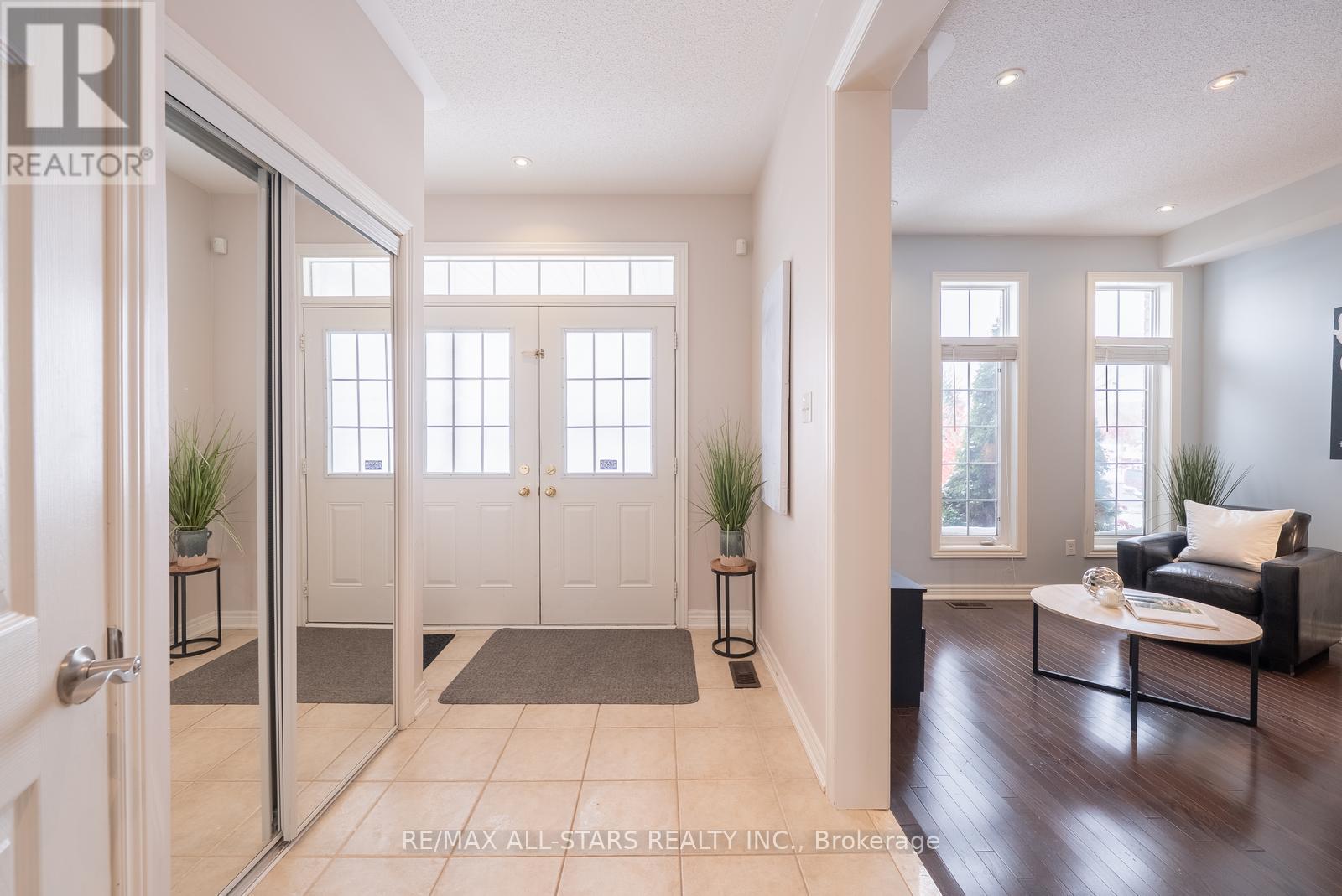 566 Hoover Park Drive, Whitchurch-Stouffville, Ontario  L4A 0S8 - Photo 7 - N12538622