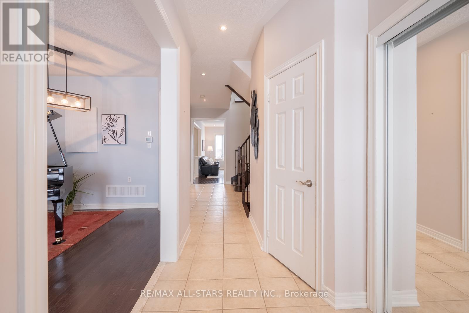 566 Hoover Park Drive, Whitchurch-Stouffville, Ontario  L4A 0S8 - Photo 8 - N12538622