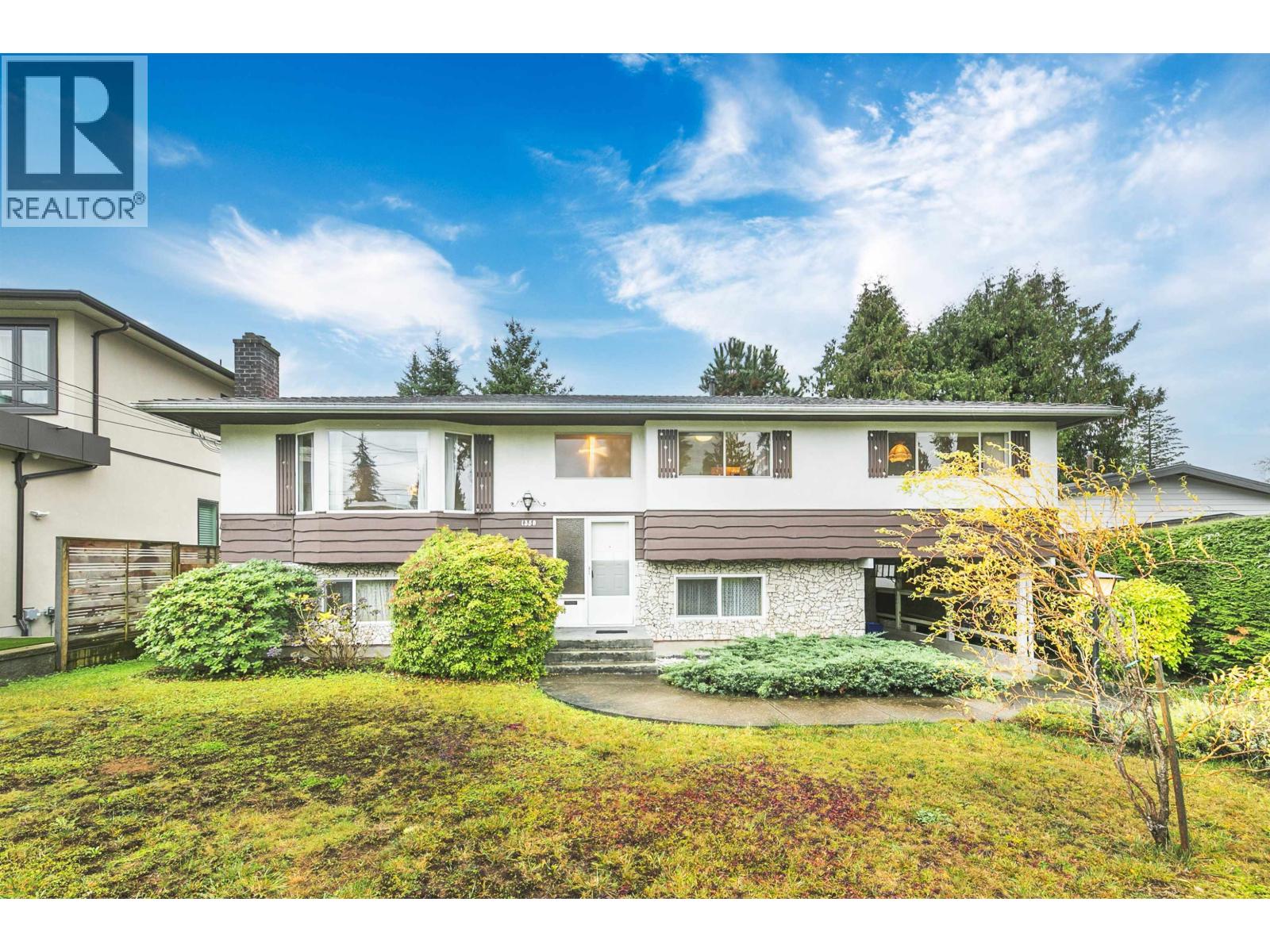 1350 Grover Avenue, Coquitlam, British Columbia  V3J 3G2 - Photo 2 - R3066686