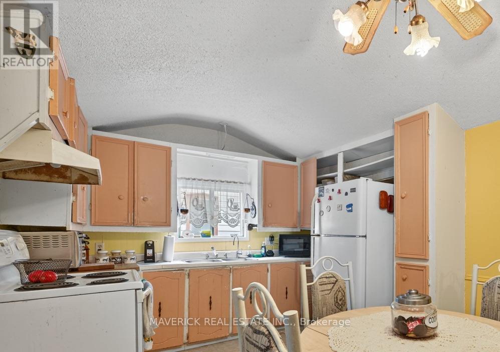 7982 Railroad Line, Brooke-Alvinston, Ontario  N0N 1A0 - Photo 12 - X12538712