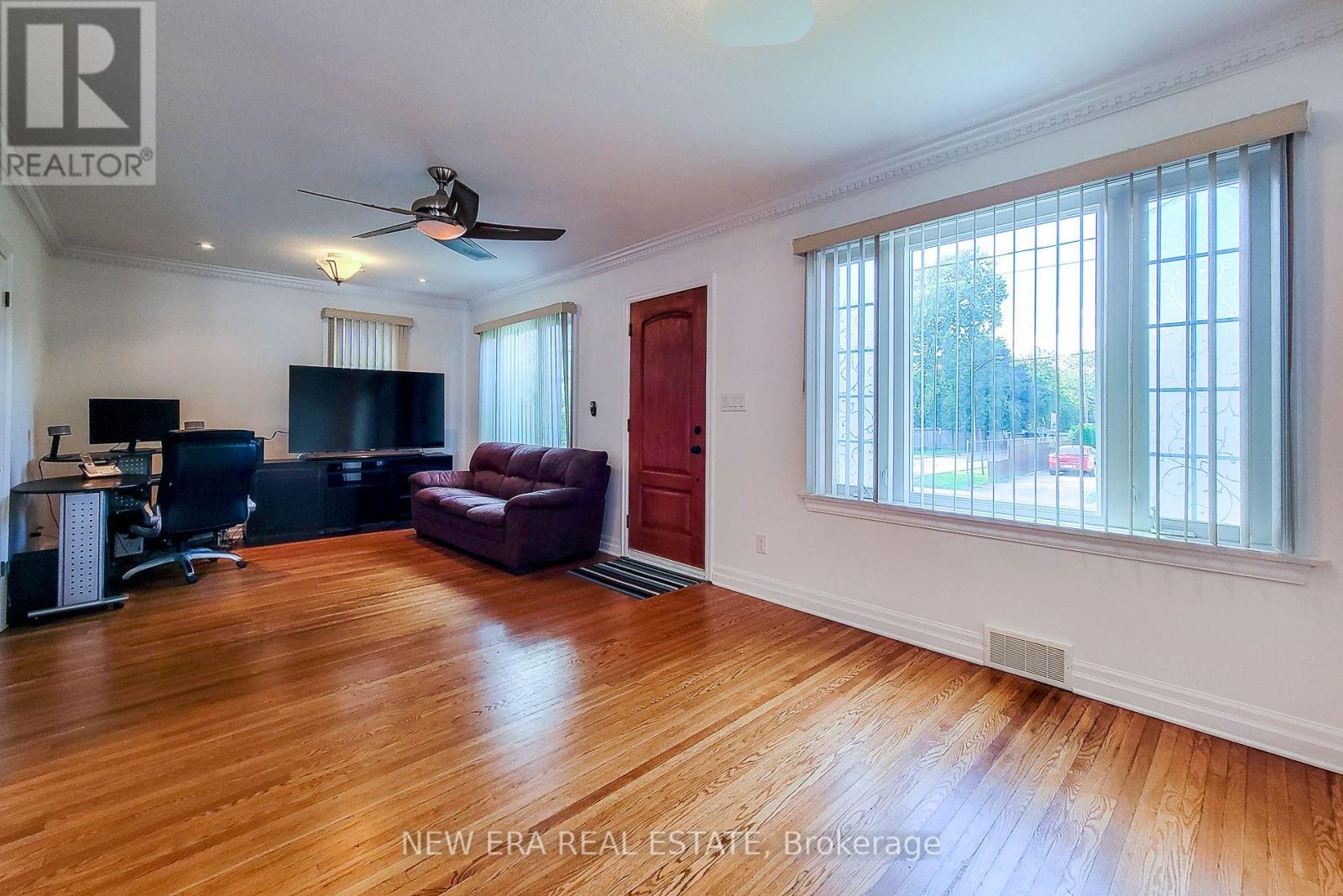 38 Haig Street, St. Catharines, Ontario  L2R 2K8 - Photo 11 - X12538640