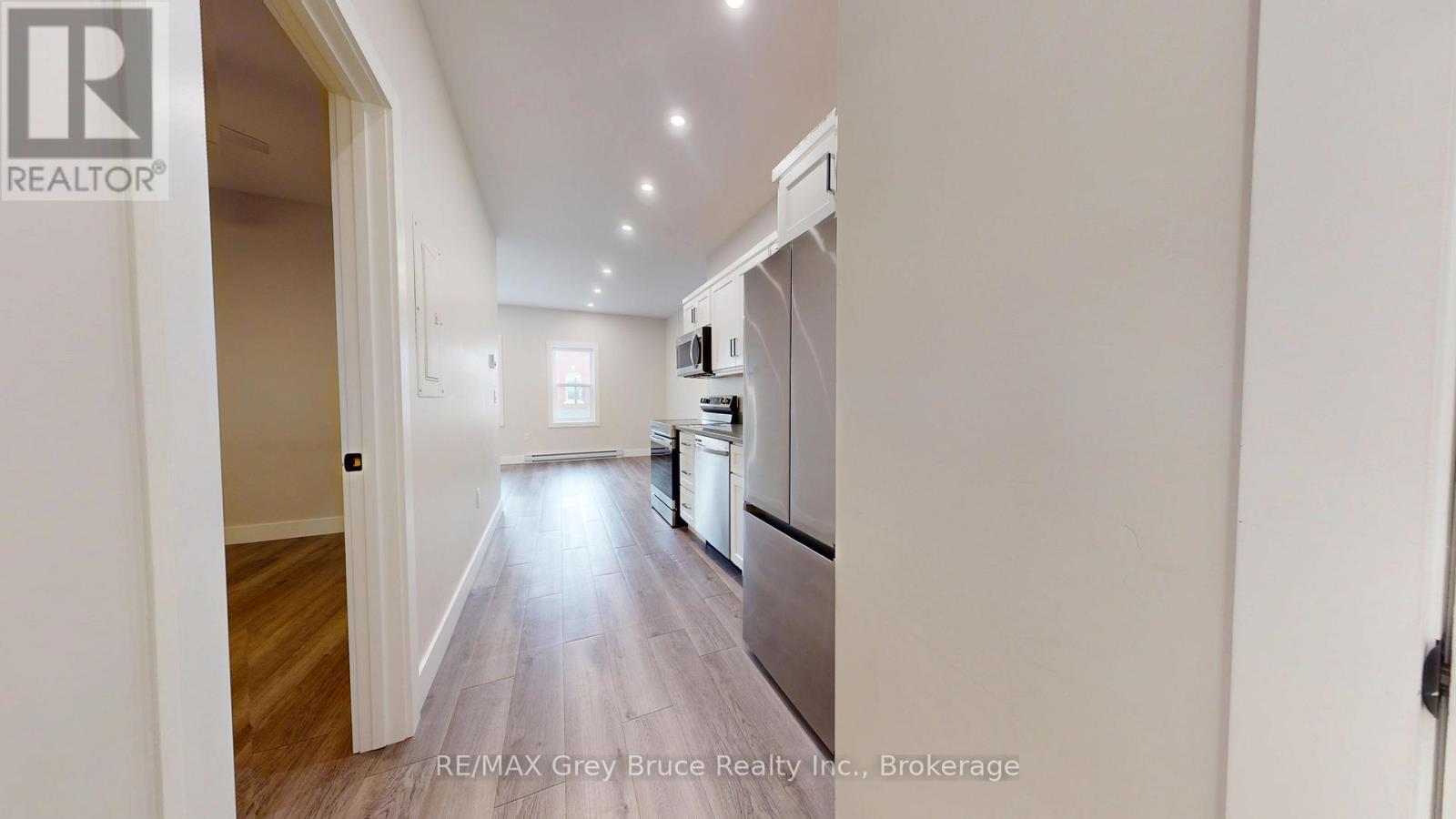 Third picture of UNIT 8 - 39 1ST AVENUE S