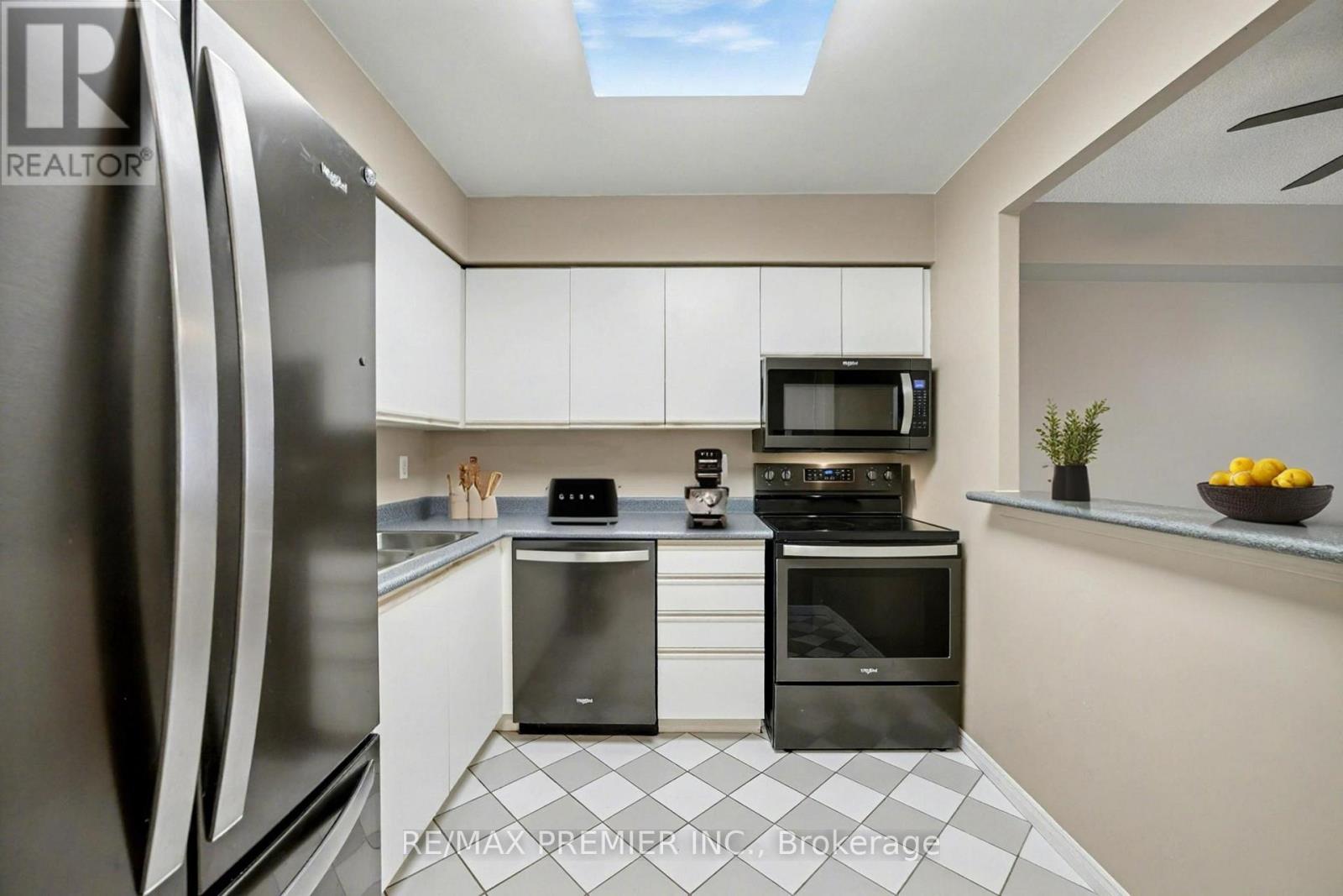 208 - 91 Townsgate Drive, Vaughan, Ontario  L4J 8E8 - Photo 10 - N12529106