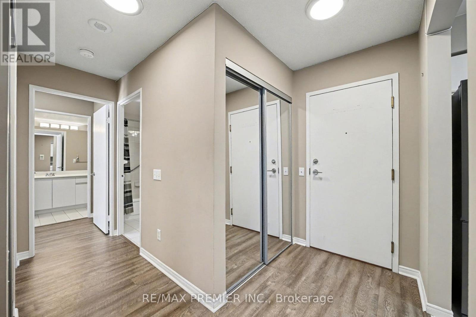 208 - 91 Townsgate Drive, Vaughan, Ontario  L4J 8E8 - Photo 8 - N12529106