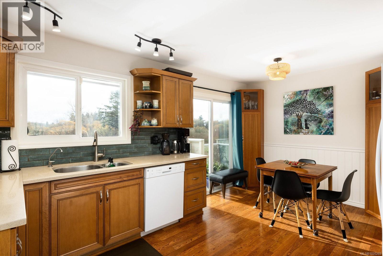 3955 Nelthorpe St, Saanich, British Columbia  V8X 3Z2 - Photo 7 - 1020269