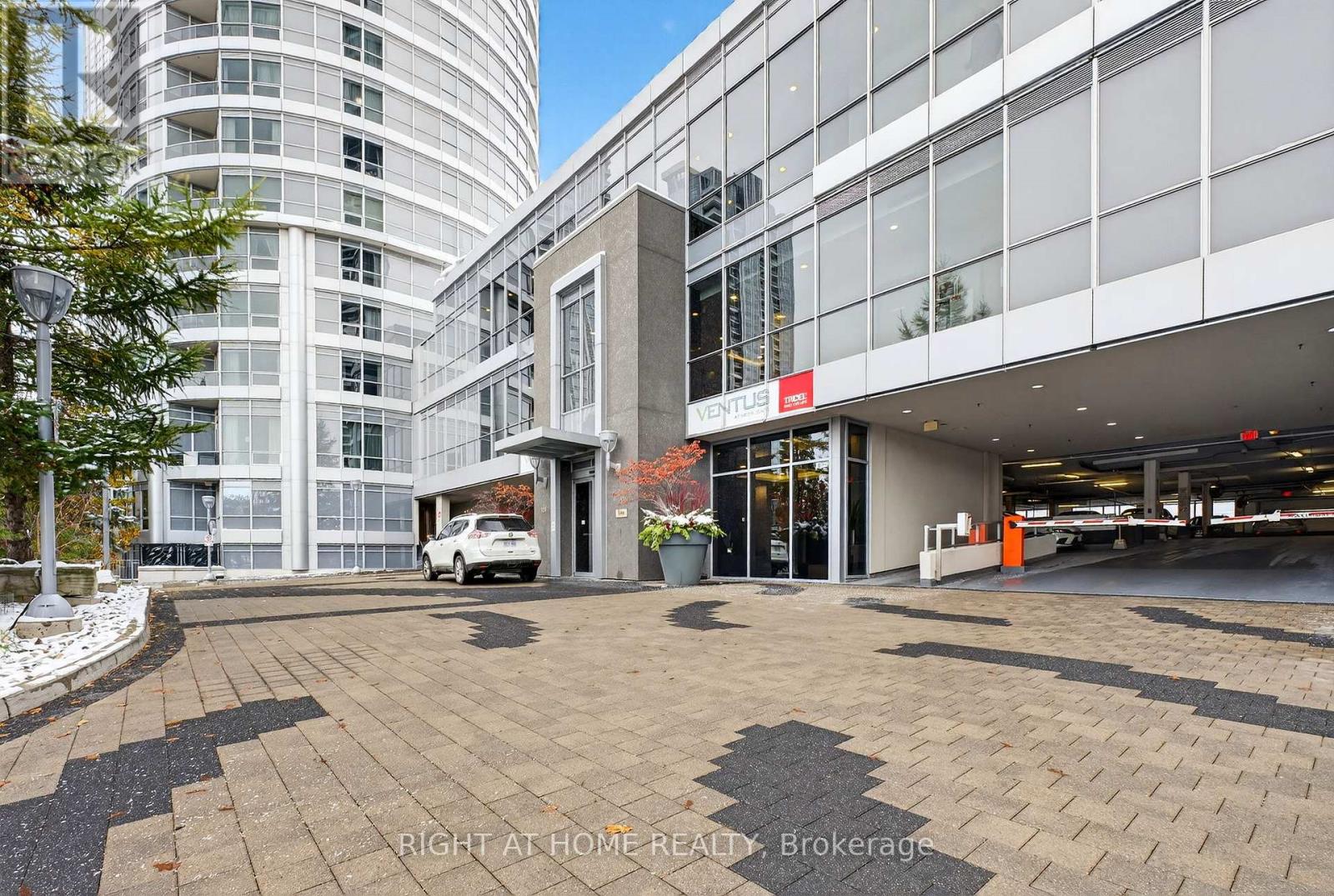 2015 - 181 Village Green Square, Toronto, Ontario  M1S 0K6 - Photo 2 - E12538212