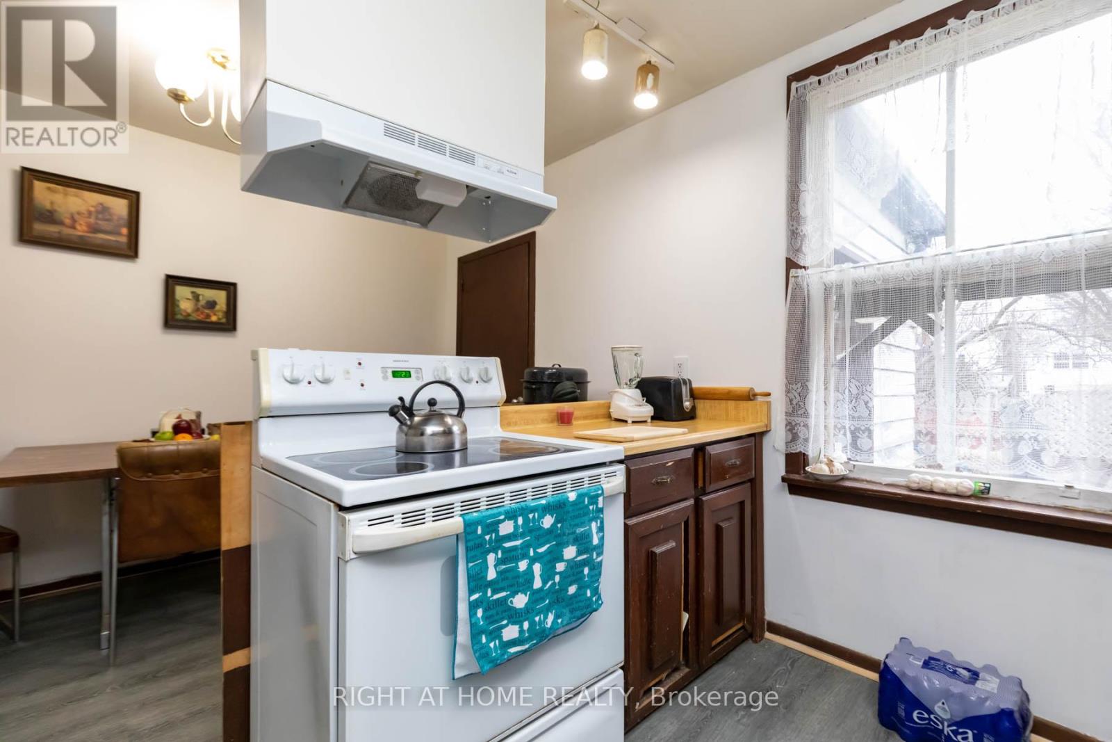 18 Mallon Avenue, Toronto, Ontario  M4M 1P8 - Photo 11 - E12538772