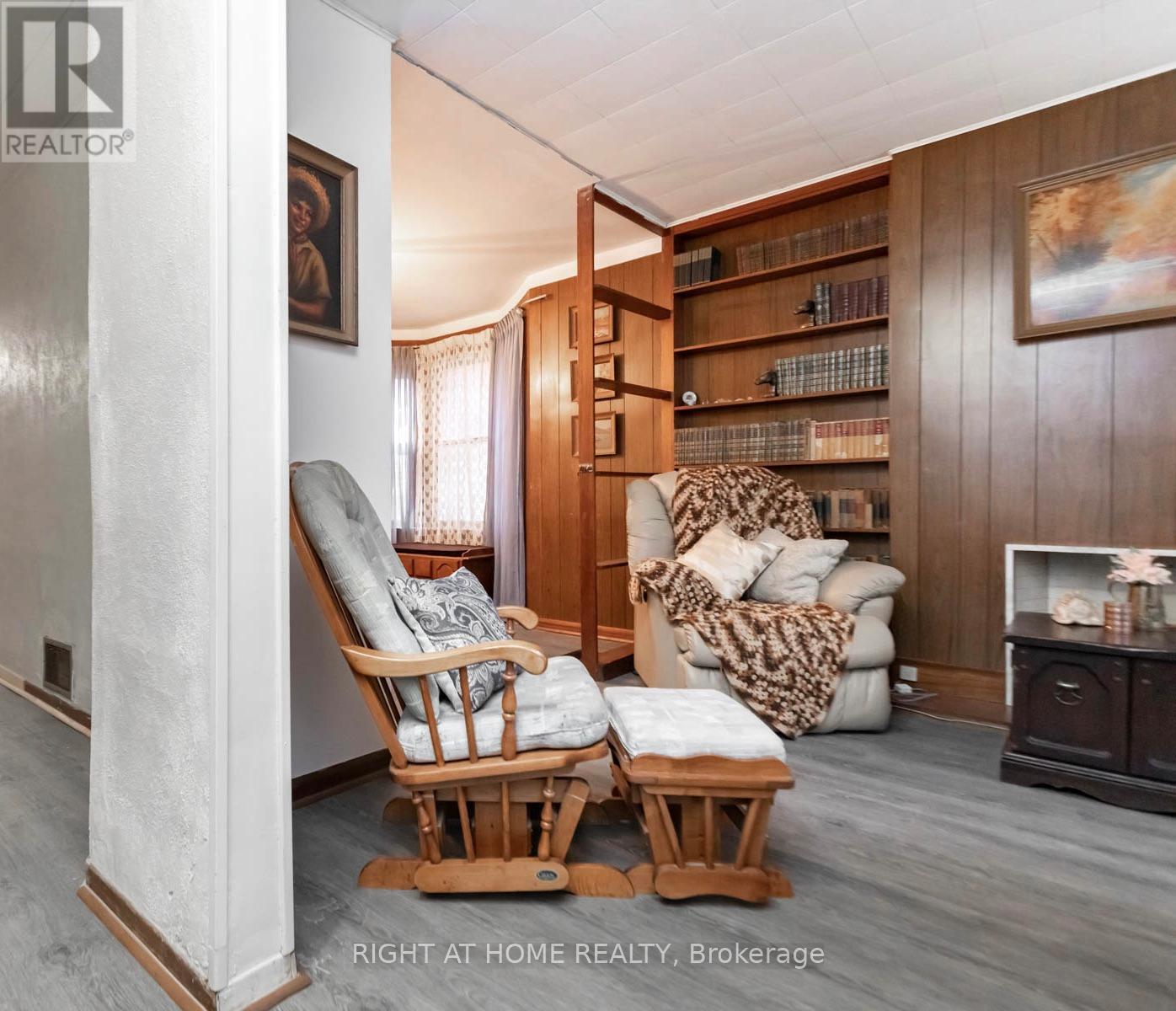 18 Mallon Avenue, Toronto, Ontario  M4M 1P8 - Photo 4 - E12538772