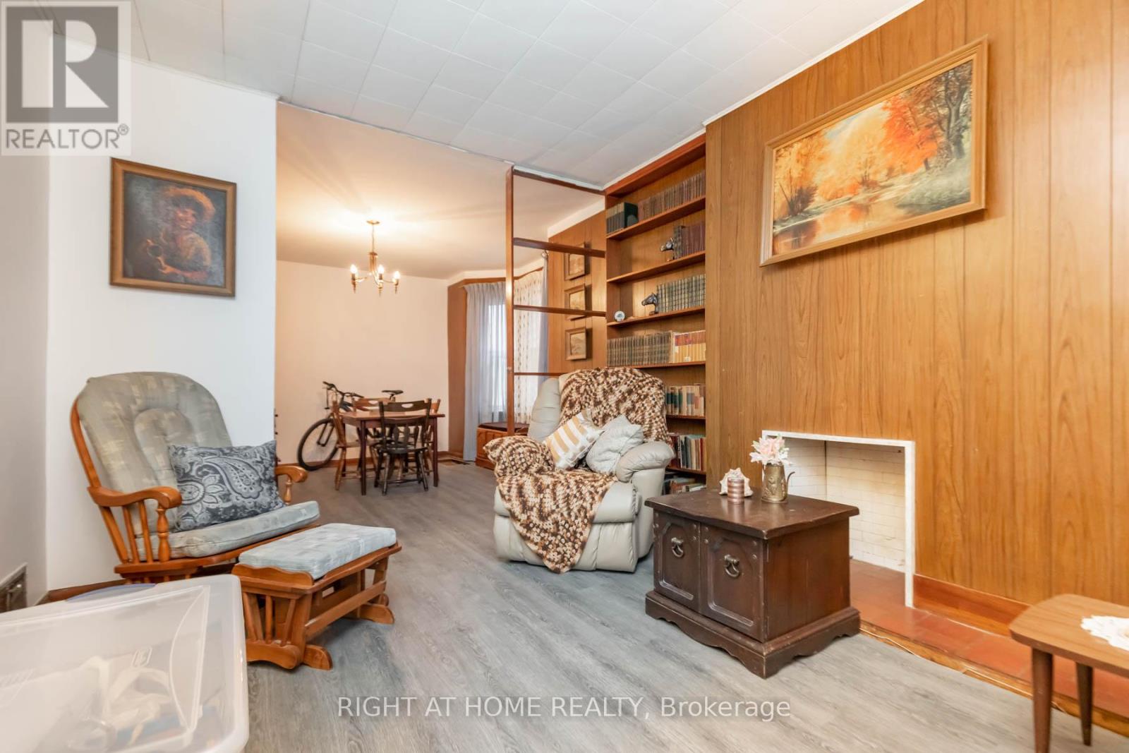 18 Mallon Avenue, Toronto, Ontario  M4M 1P8 - Photo 5 - E12538772